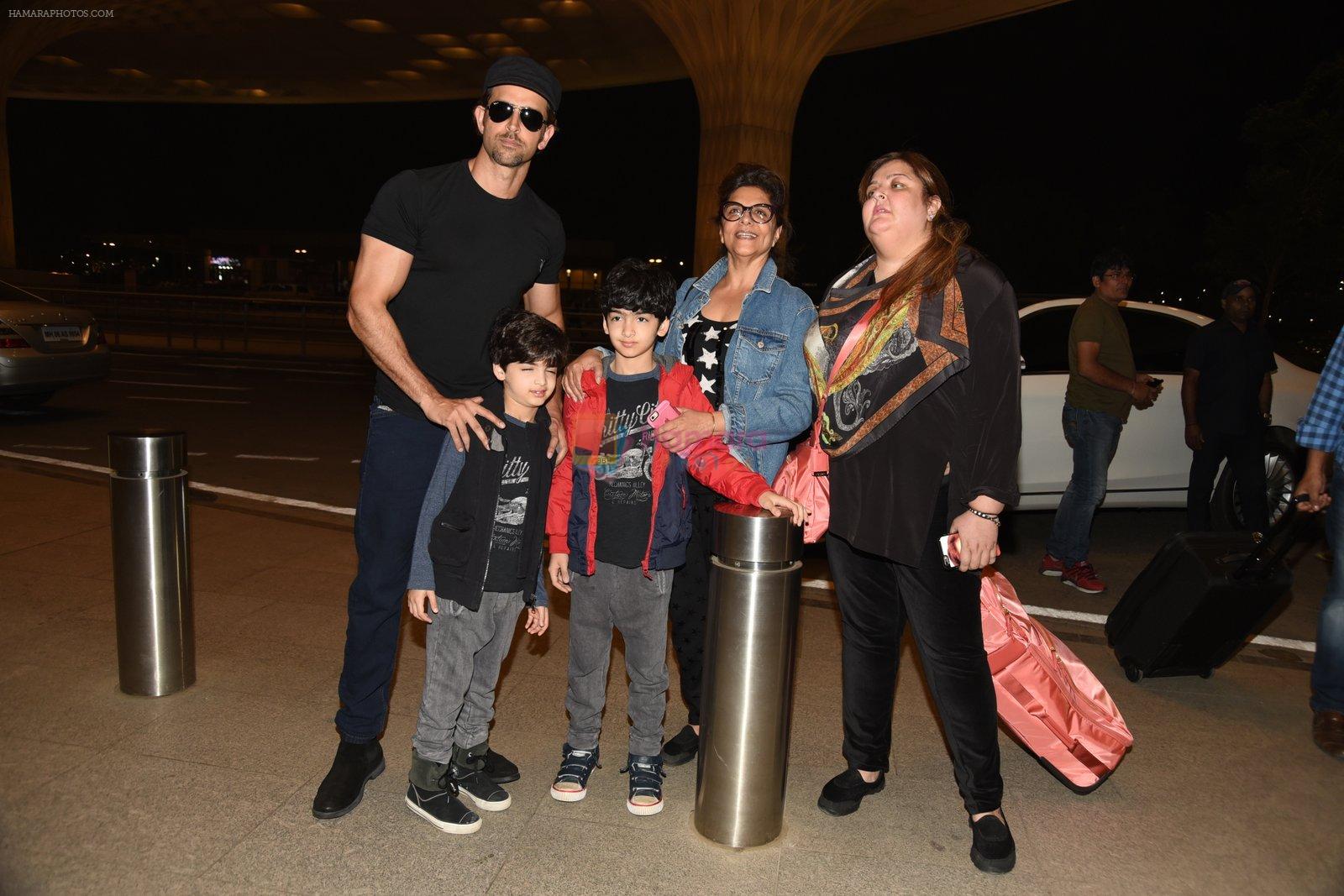Hrithik Roshan leaves for Maldives on family vacation in Mumbai Airport on 18th March 2015