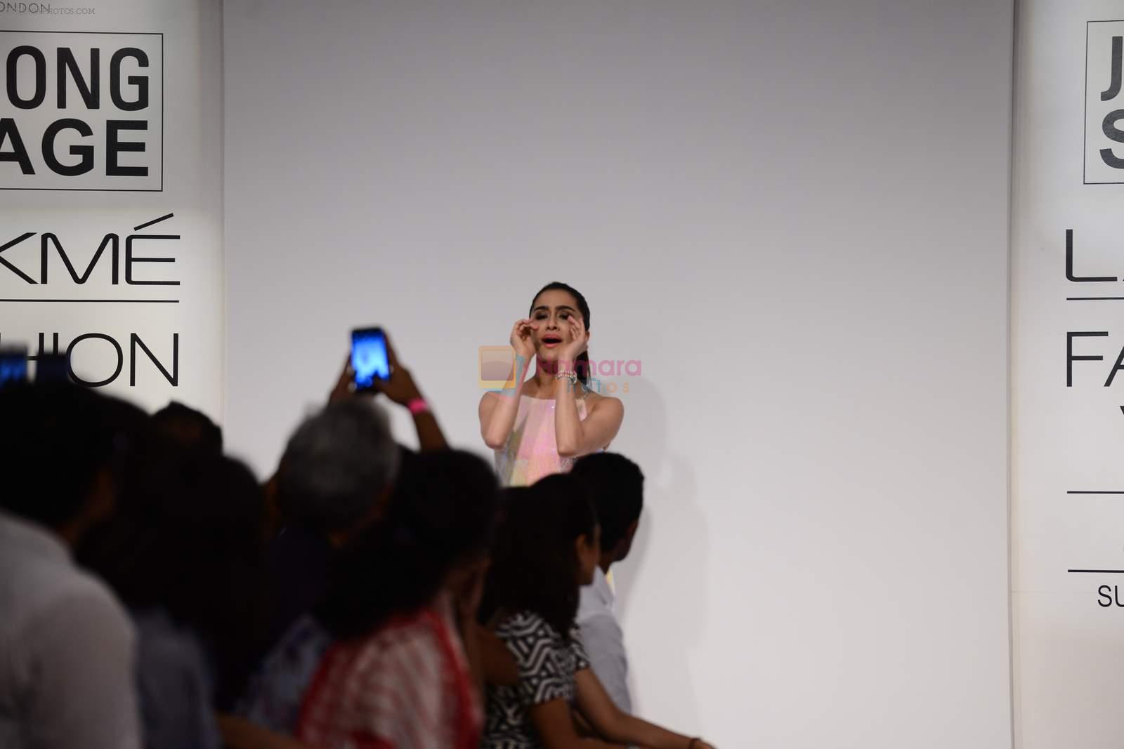 Shraddha Kapoor walks the ramp for Jabong Presents Miss Bennett London Show at Lakme Fashion Week 2015 Day 2 on 19th March 2015 (176