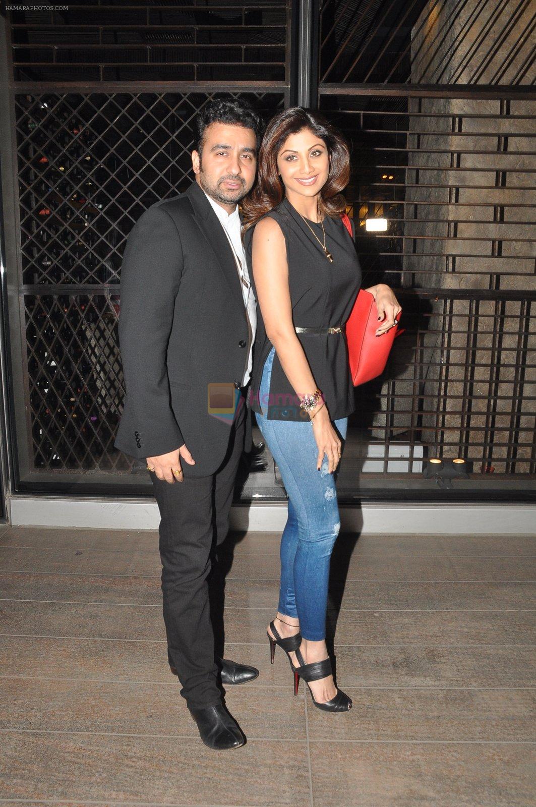 Shilpa Shetty & Raj Kundra snapped in Bandra post dinner_ in Mumbai on 20th March 2015