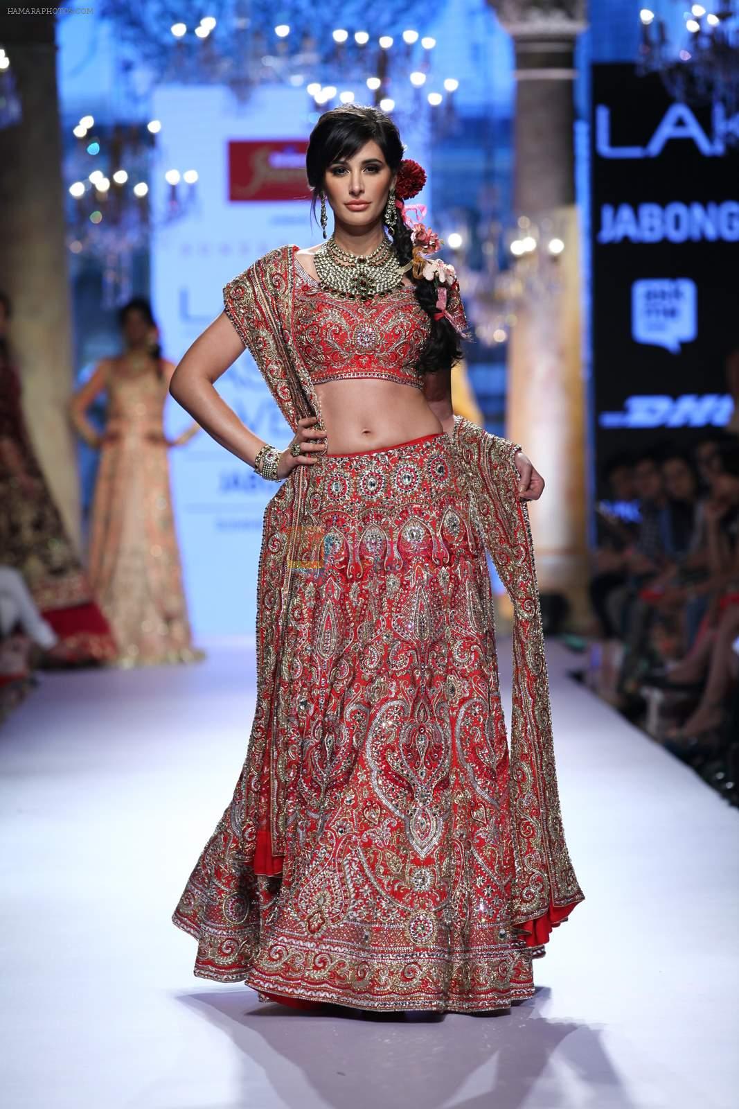 Nargis Fakhri walk the ramp for Suneet Varma Show at Lakme Fashion Week 2015 Day 4 on 21st March 2015