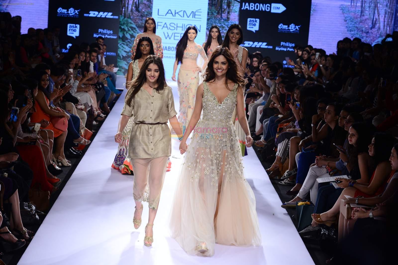 Esha Gupta walk the ramp for Arpita Mehta Show at Lakme Fashion Week 2015 Day 4 on 21st March 2015
