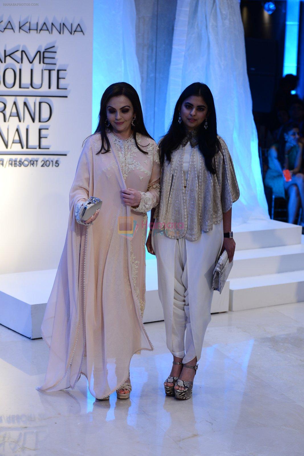 Nita Ambani at Anamika Khanna Grand Finale Show at Lakme Fashion Week 2015 Day 5 on 22nd March 2015