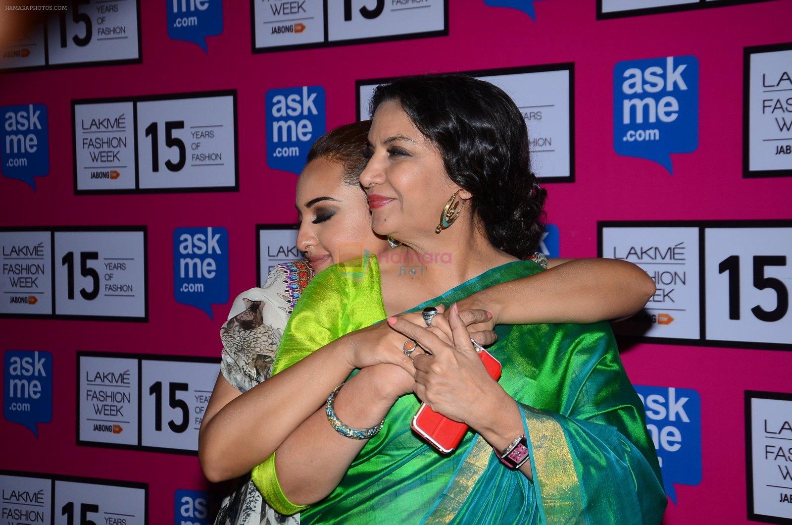 Sonakshi Sinha, Shabana Azmi at Anamika Khanna Grand Finale Show at Lakme Fashion Week 2015 Day 5 on 22nd March 2015
