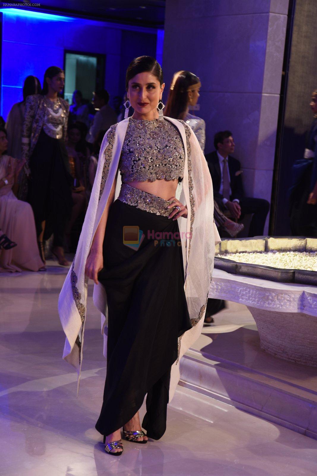 Kareena Kapoor walk the ramp for Anamika Khanna Grand Finale Show at Lakme Fashion Week 2015 Day 5 on 22nd March 2015
