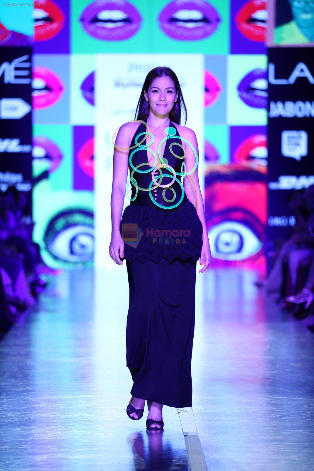 Waluscha D'souza walk the ramp for Wendell Rodricks Show at Lakme Fashion Week 2015 Day 5 on 22nd March 2015