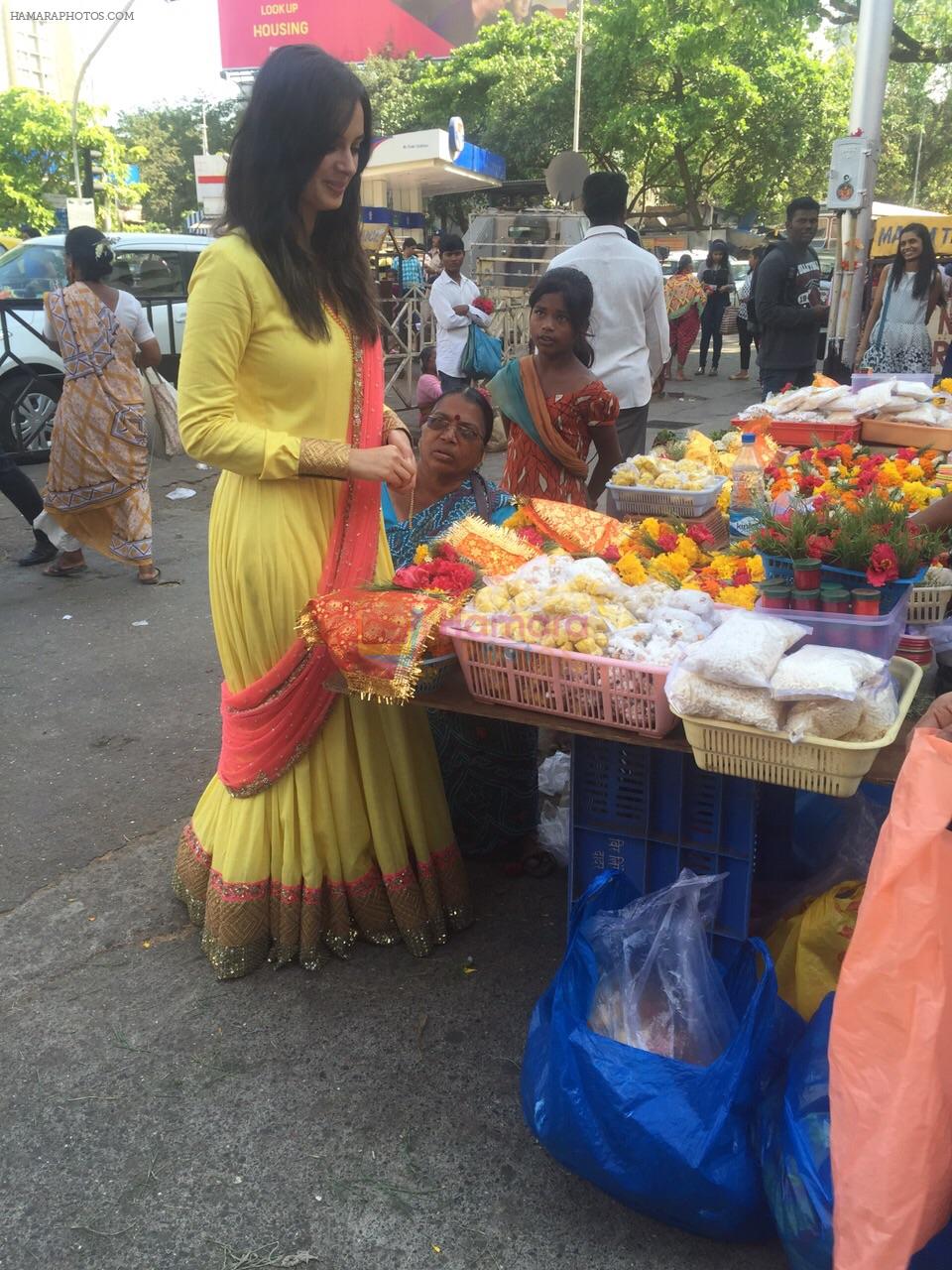 Evelyn Sharma Seeks Bappa's Blessings for Ishqedarriyaan in Siddhivinayak temple, Mumbai on 31st March 2015