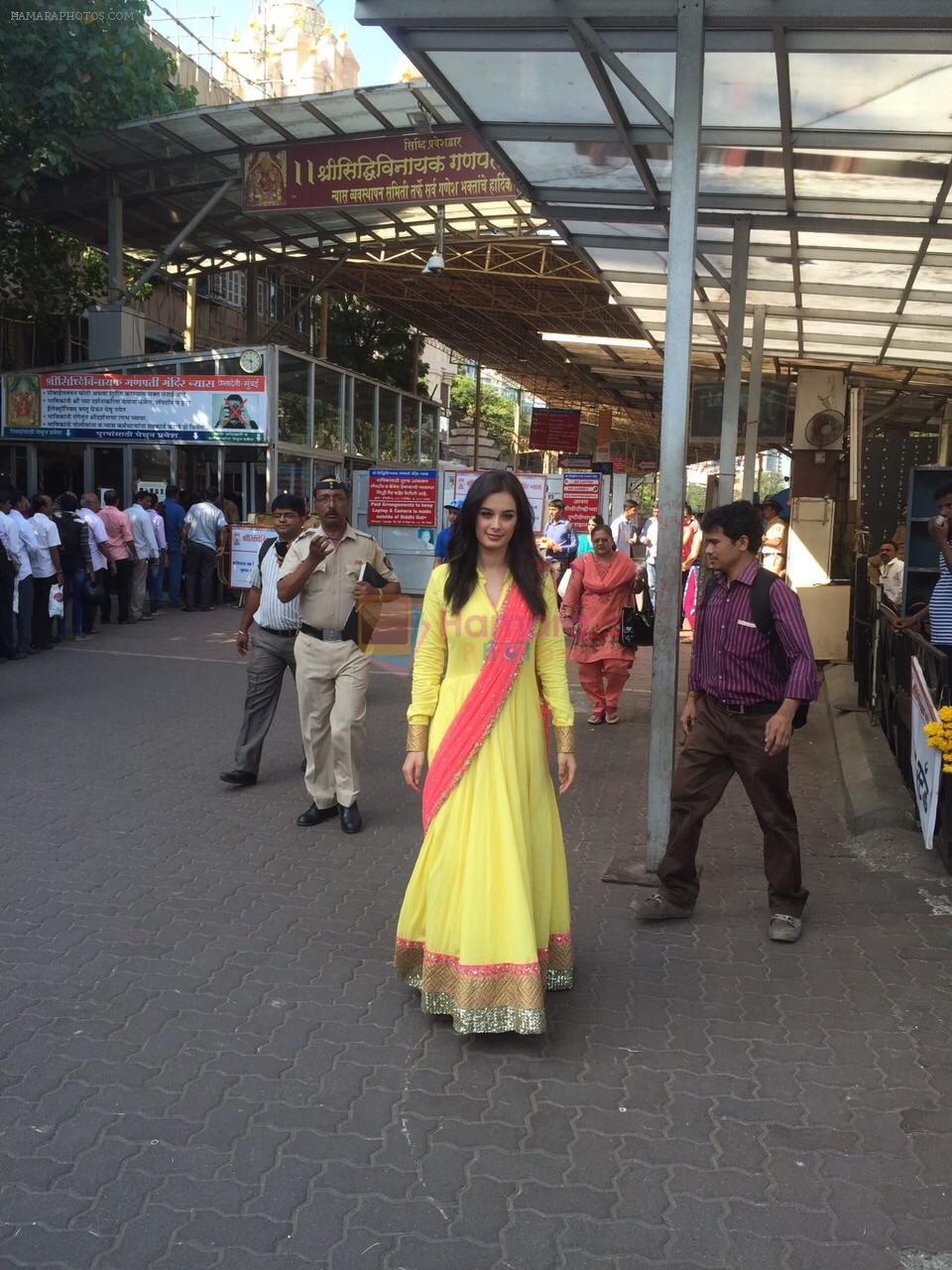 Evelyn Sharma Seeks Bappa's Blessings for Ishqedarriyaan in Siddhivinayak temple, Mumbai on 31st March 2015