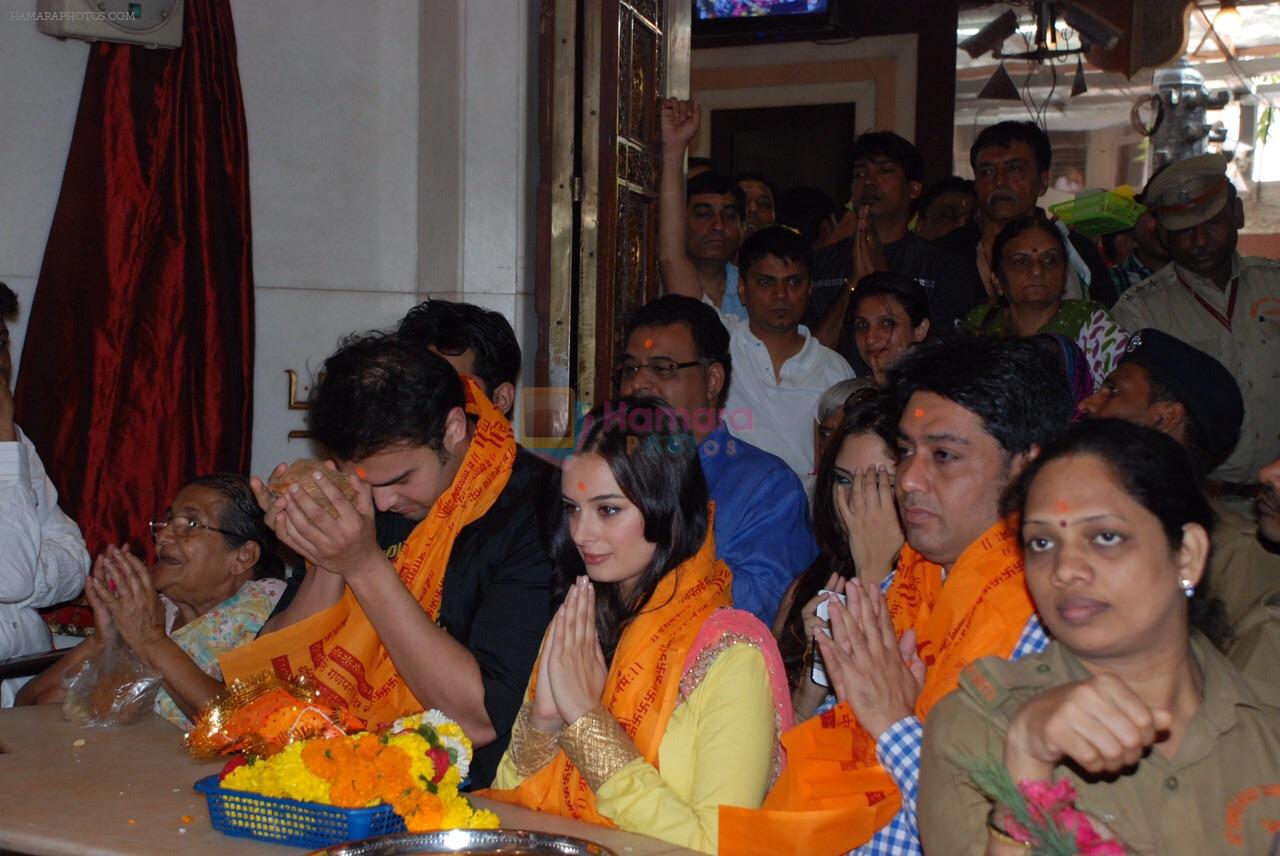 Mahaakshay Chakraborty, Evelyn Sharma Seeks Bappa's Blessings for Ishqedarriyaan in Siddhivinayak temple, Mumbai on 31st March 2015