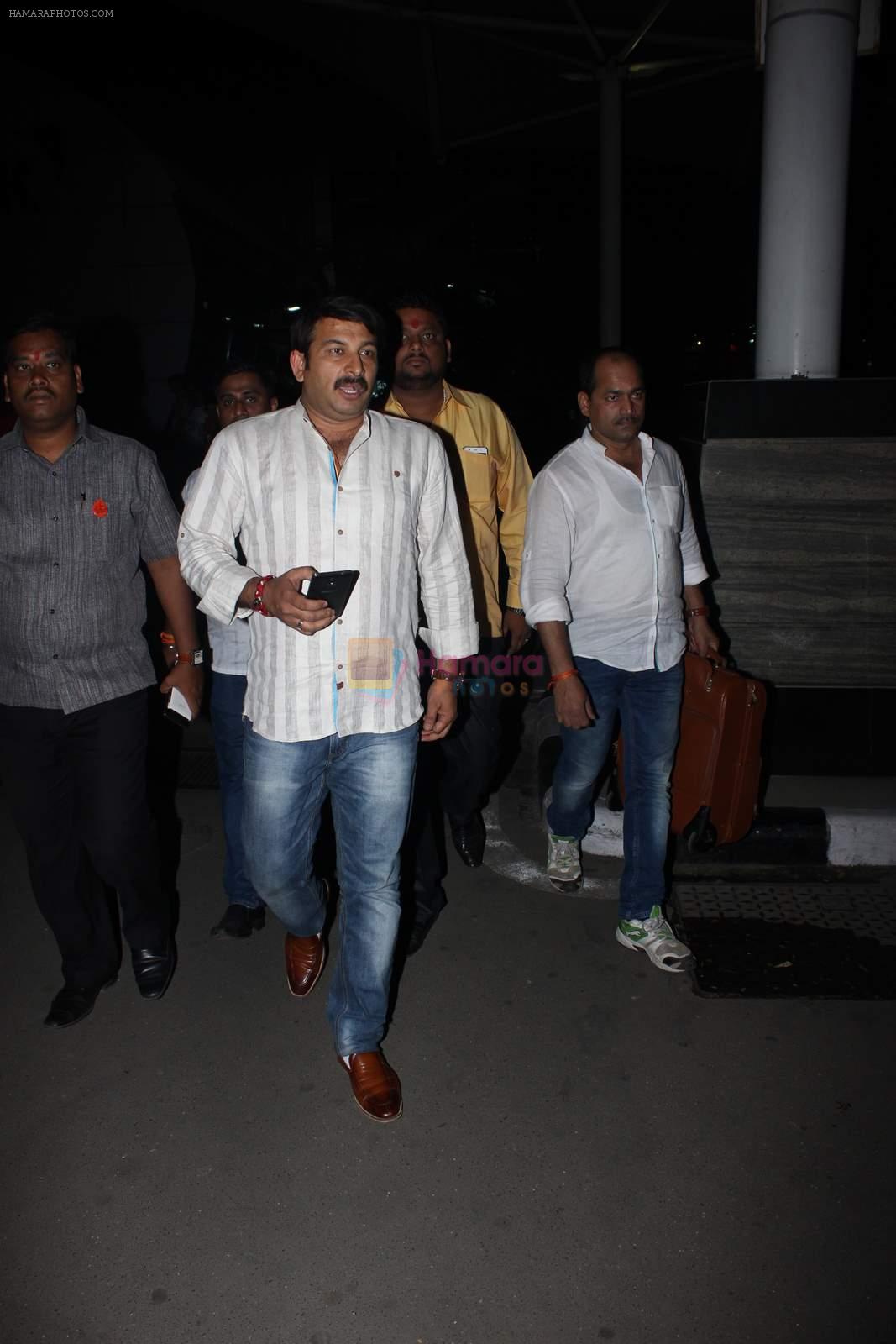 Manoj Tiwari snapped at airport in Mumbai on 8th April 2015