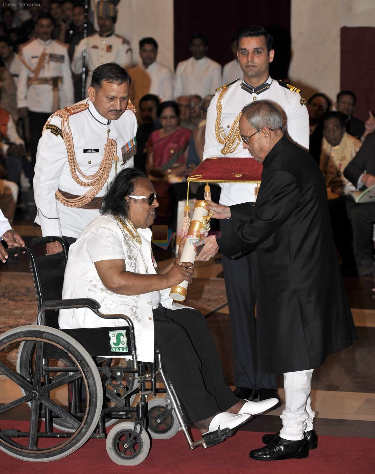 Ravindra Jain at Padma Shri ceremony  in Delghi on 8th April 2015