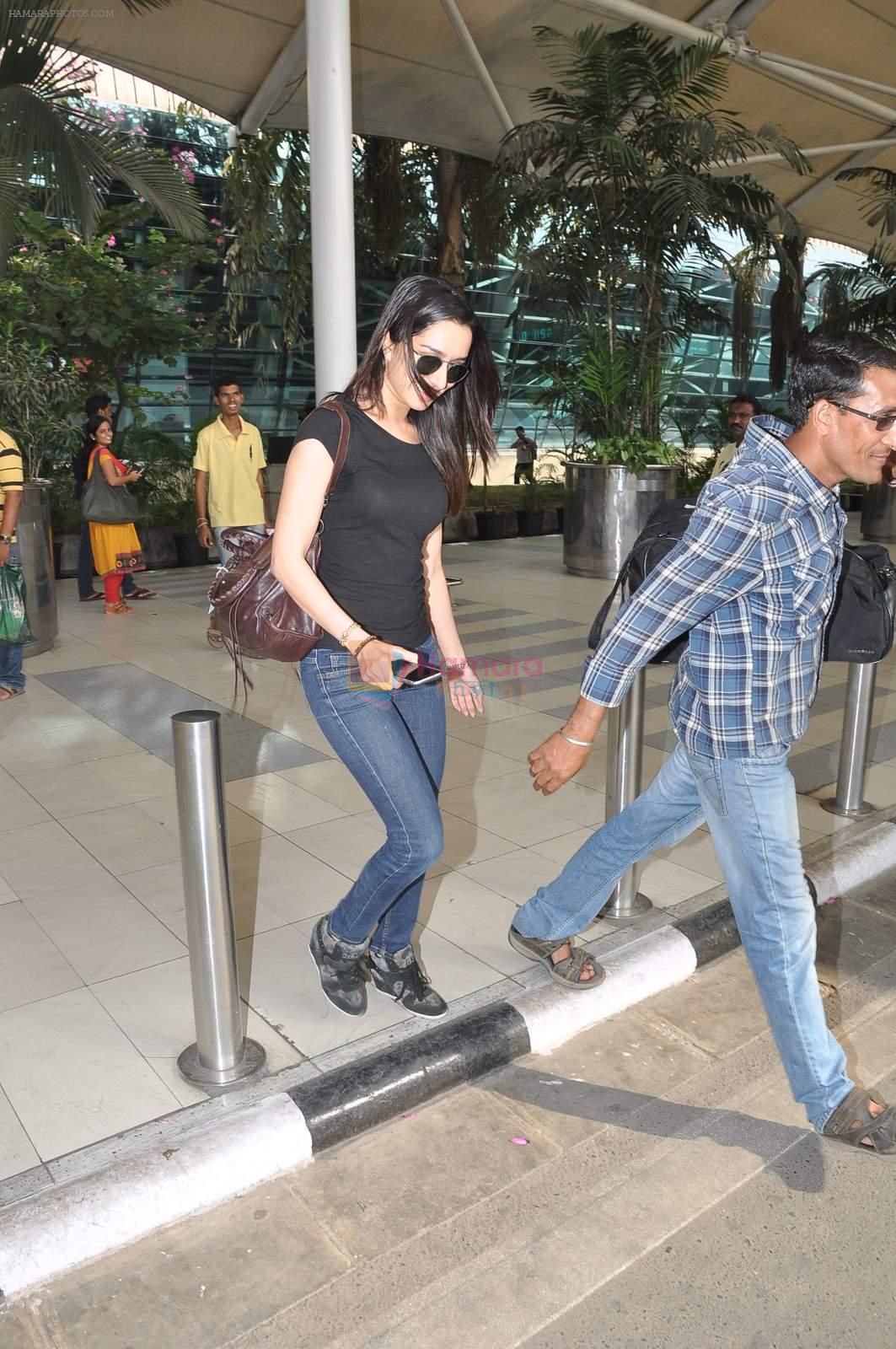 Shraddha Kapoor snapped at airport in Mumbai on 8th April 2015
