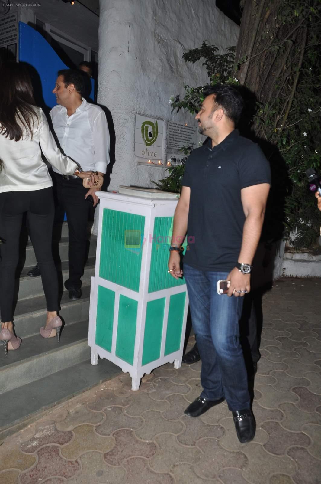 Shilpa Shetty snapped in Bandra, Mumbai on 9th April 2015