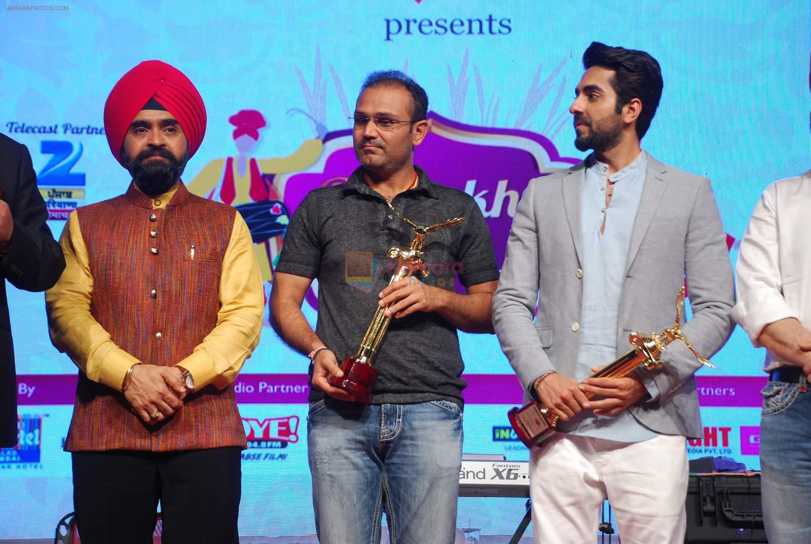Ayushmann Khurrana, Virender Sehwag at Punjabi Icon Awards in kamalistan on 11th April 2015