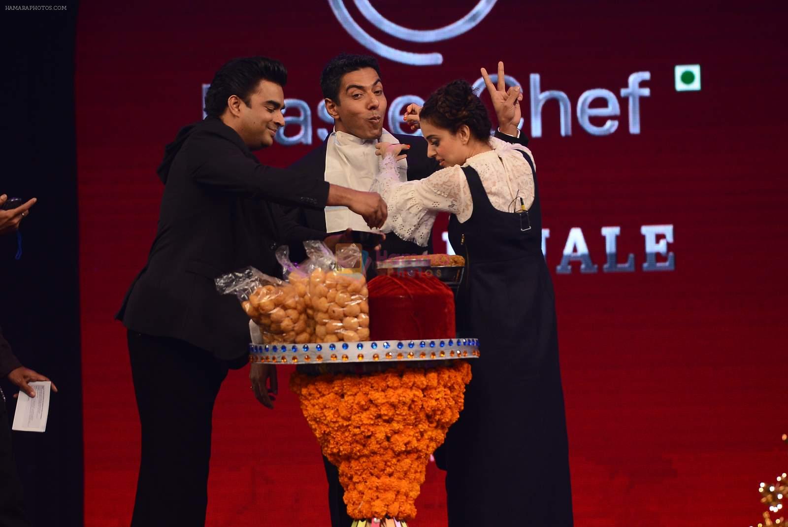 Kangana Ranaut, Madhavan at Master Chef grand finale in Filmcity, Mumbai on 11th April 2015