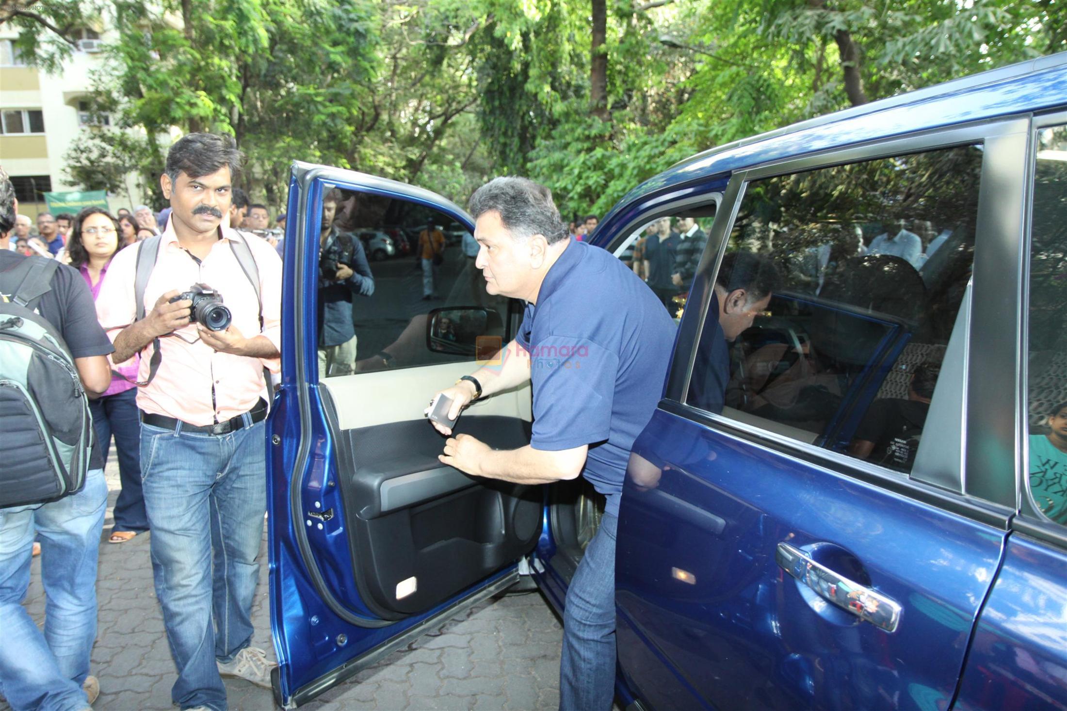 Rishi Kapoor protests against BMC for giving Hawkers Zone in Pali Hill on 13th April 2015