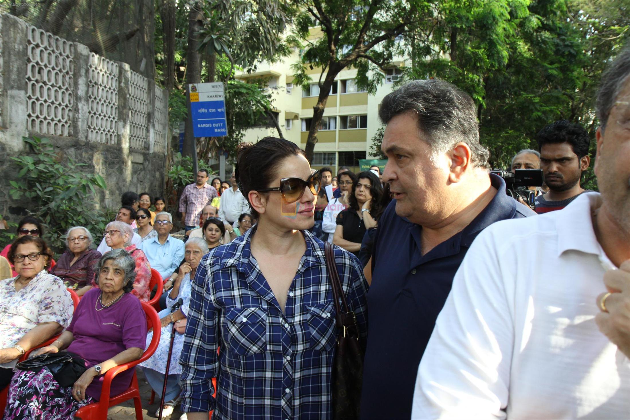 Rishi Kapoor, Neelam Kothari protests against BMC for giving Hawkers Zone in Pali Hill on 13th April 2015