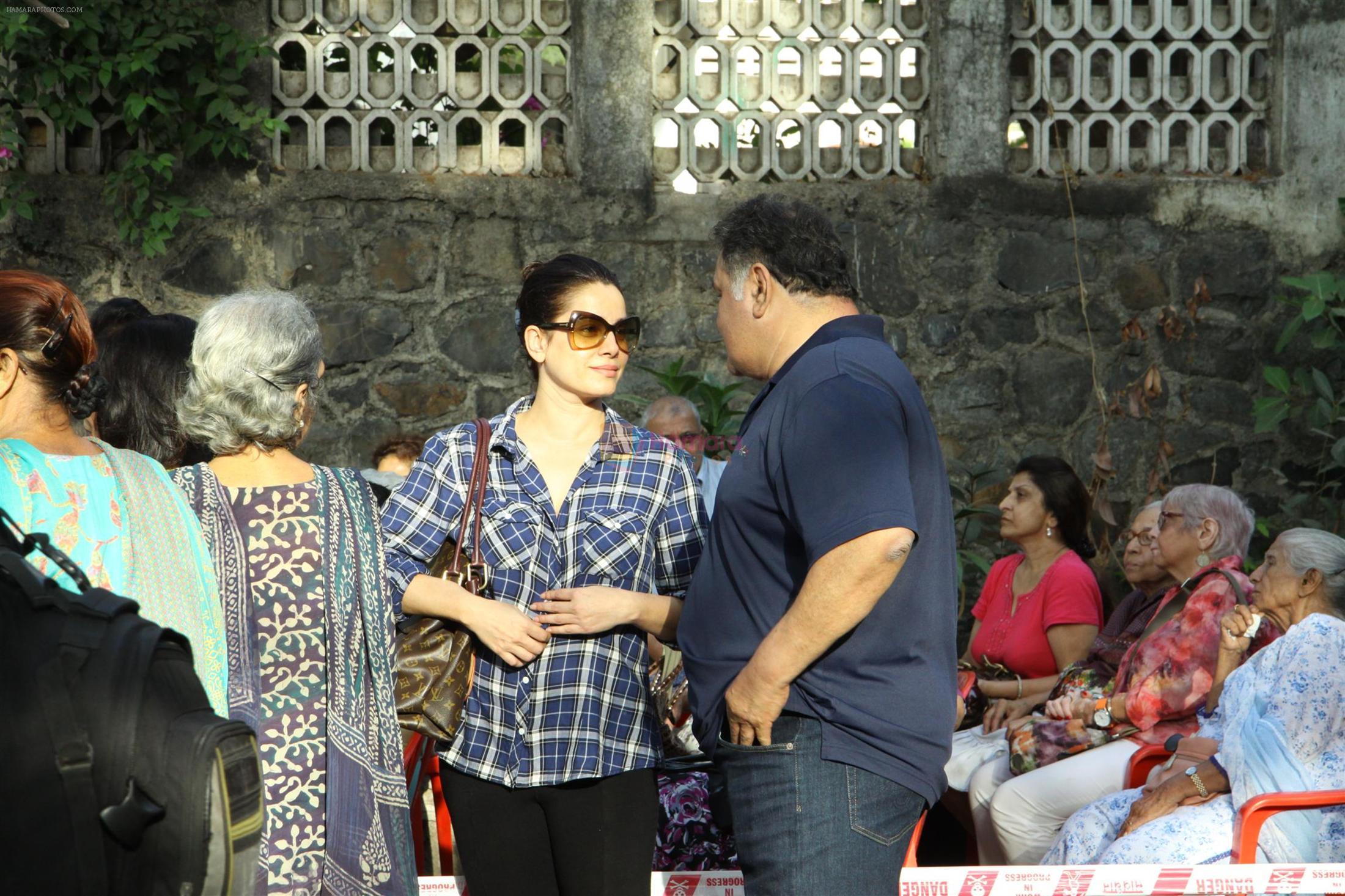 Rishi Kapoor, neelam Kothari protests against BMC for giving Hawkers Zone in Pali Hill on 13th April 2015