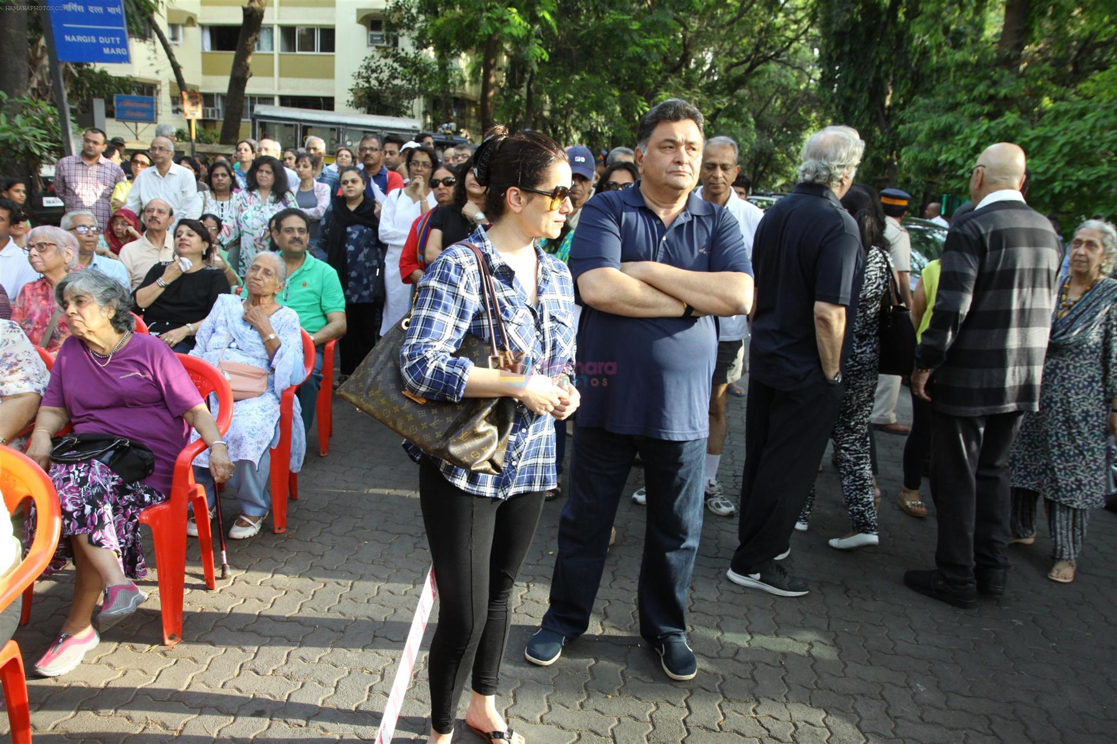 Rishi Kapoor, Neelam Kothari, Prem Chopra protests against BMC for giving Hawkers Zone in Pali Hill on 13th April 2015