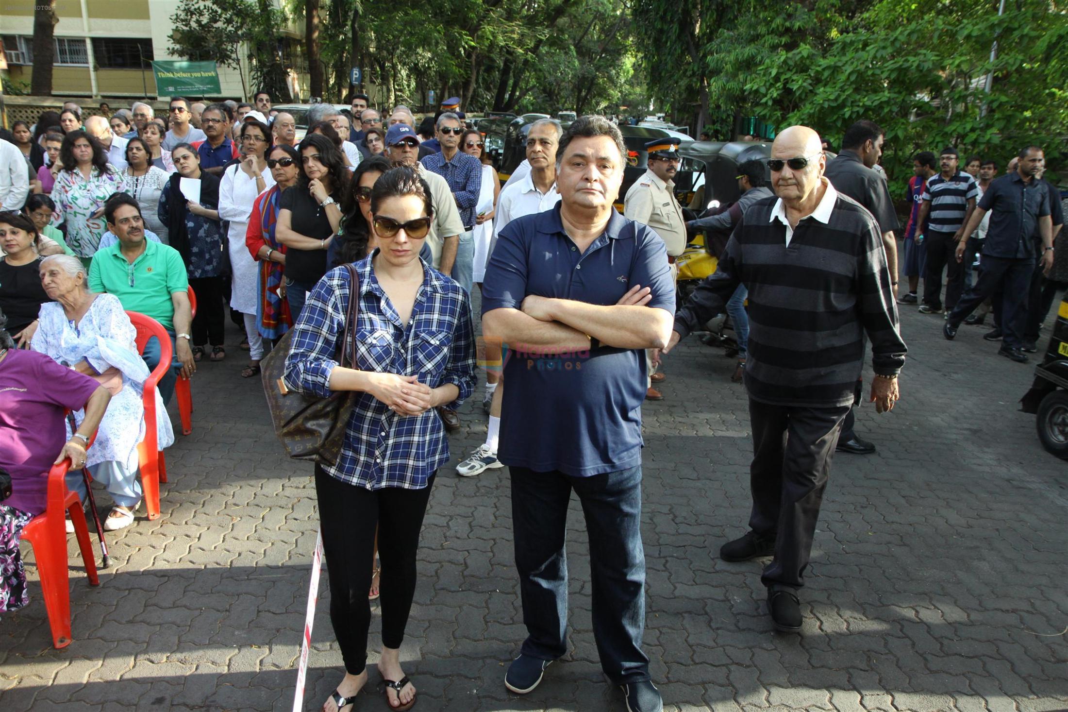Rishi Kapoor, Neelam Kothari, Prem Chopra protests against BMC for giving Hawkers Zone in Pali Hill on 13th April 2015