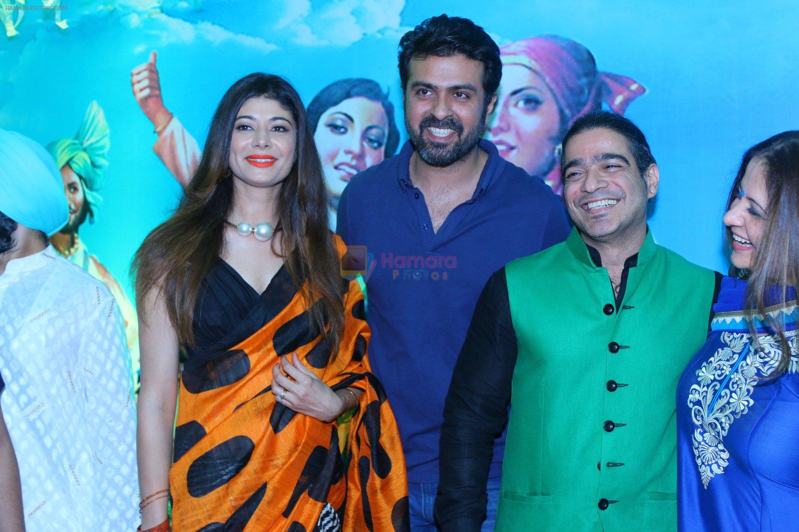 Poojas Batra, Harman Baweja, Kiran Bawa at Baisakhi 2015 celebrations in Mumbai on 14th April 2015