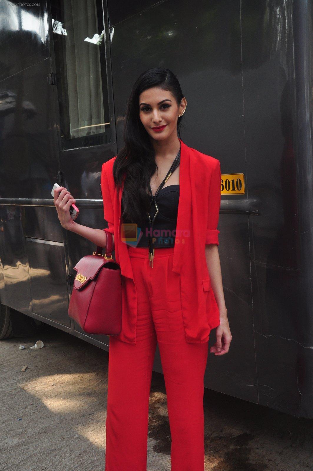 Amyra Dastur promote Mr X on the sets of BBC Produced Kaisi Yeh Yaariyan on 14th April 2015