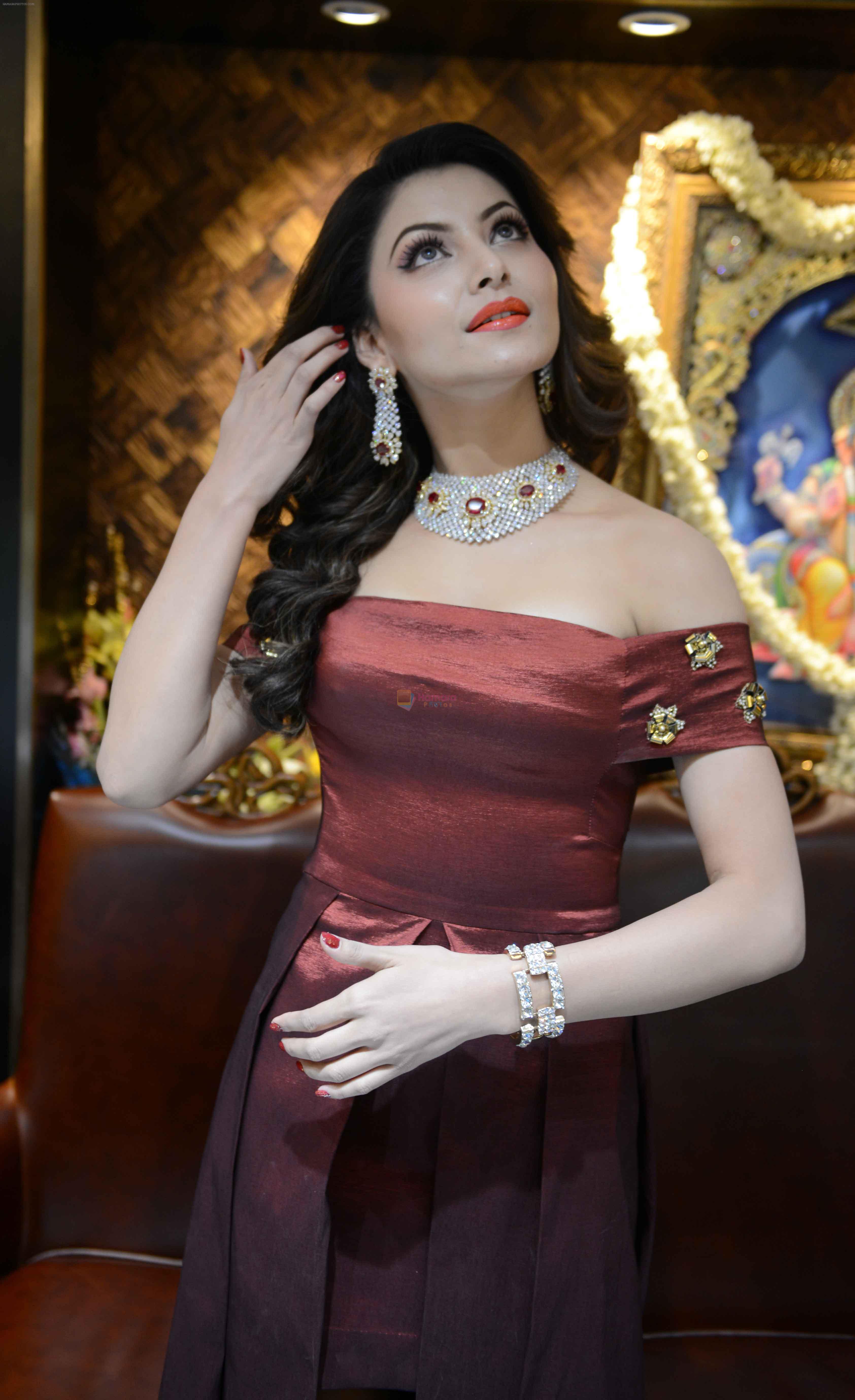 Urvashi Rautela at the launch of  Sunar jewellery shop Karol Bagh in New Delhi on 22nd April 2015