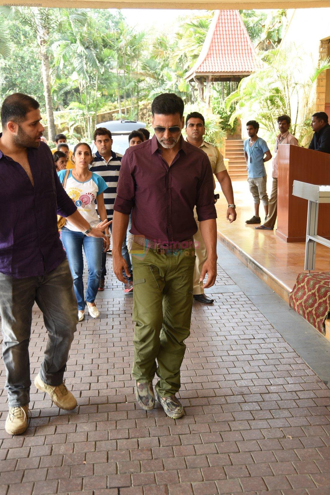 Akshay Kumar snapped to promote Gabbar Carzonrent on 1st May 2015