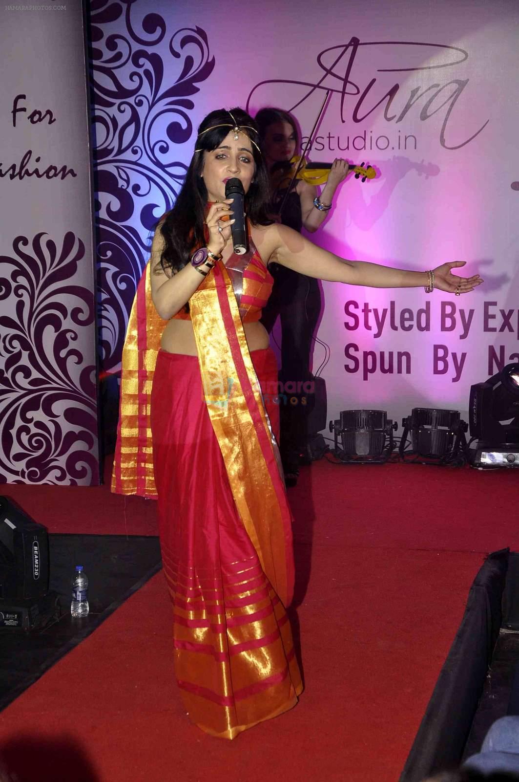 Shibani Kashyap at Aura Studio Saree fashion show in F Bar on 30th April 2015