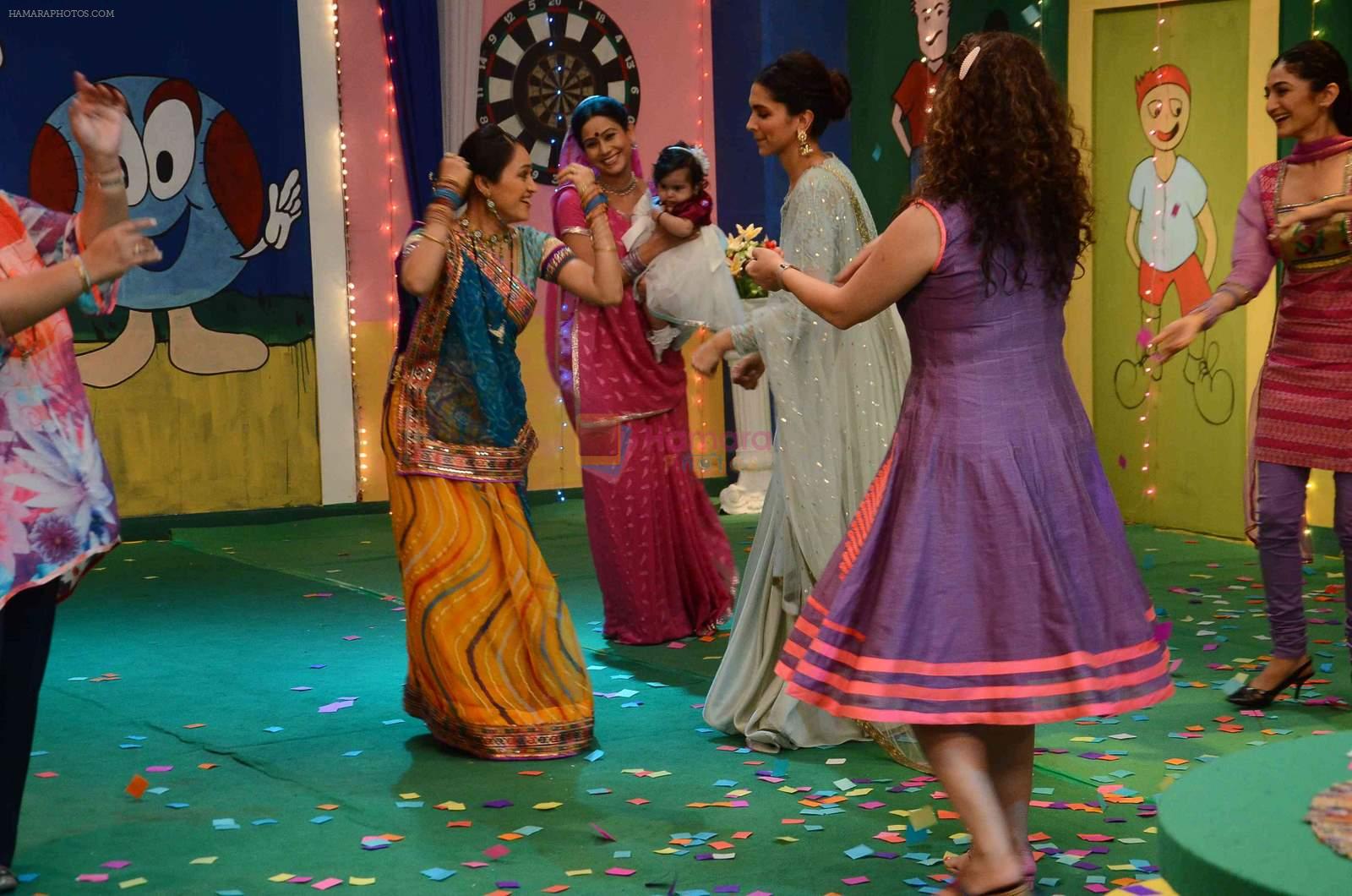 Deepika Padukone on the sets of Taarak Mehta Ka Ooltah Chashmah on 1st May 2015