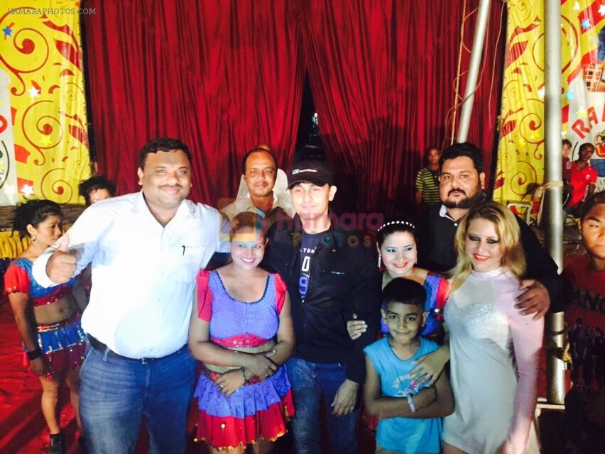 Sonu Nigam with Sujit Dilip and other artists of Rambo Circus 2
