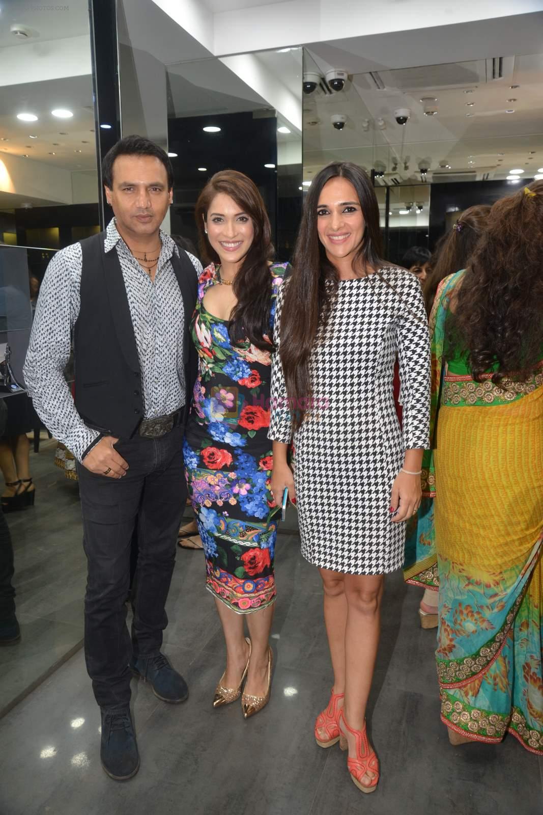 Tara Sharma, Rashmi Nigam at Shaina NC's collection launch for Gehna in Mumbai on 6th May 2015