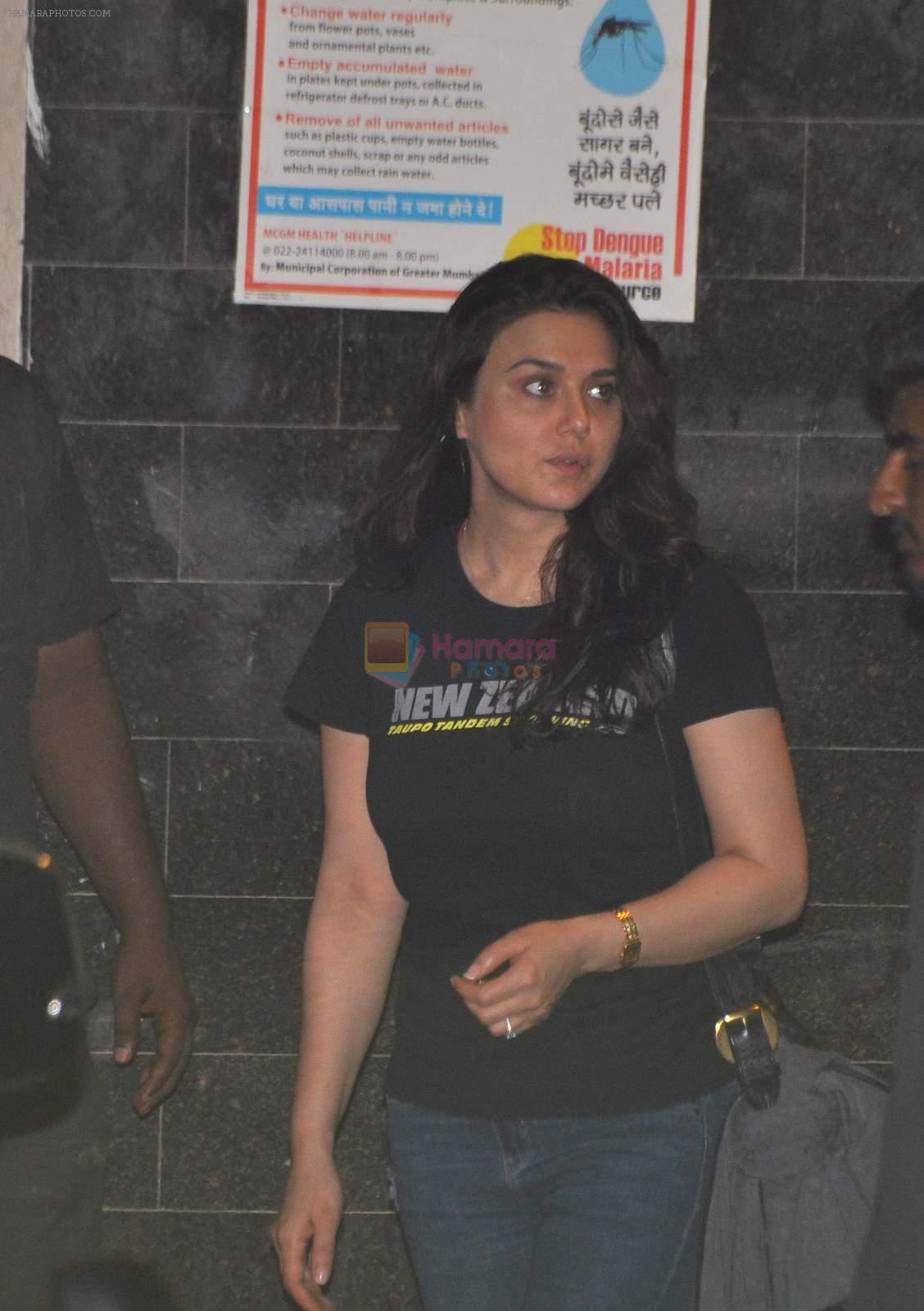 Preity Zinta at Salman's house  on 6th May 2015