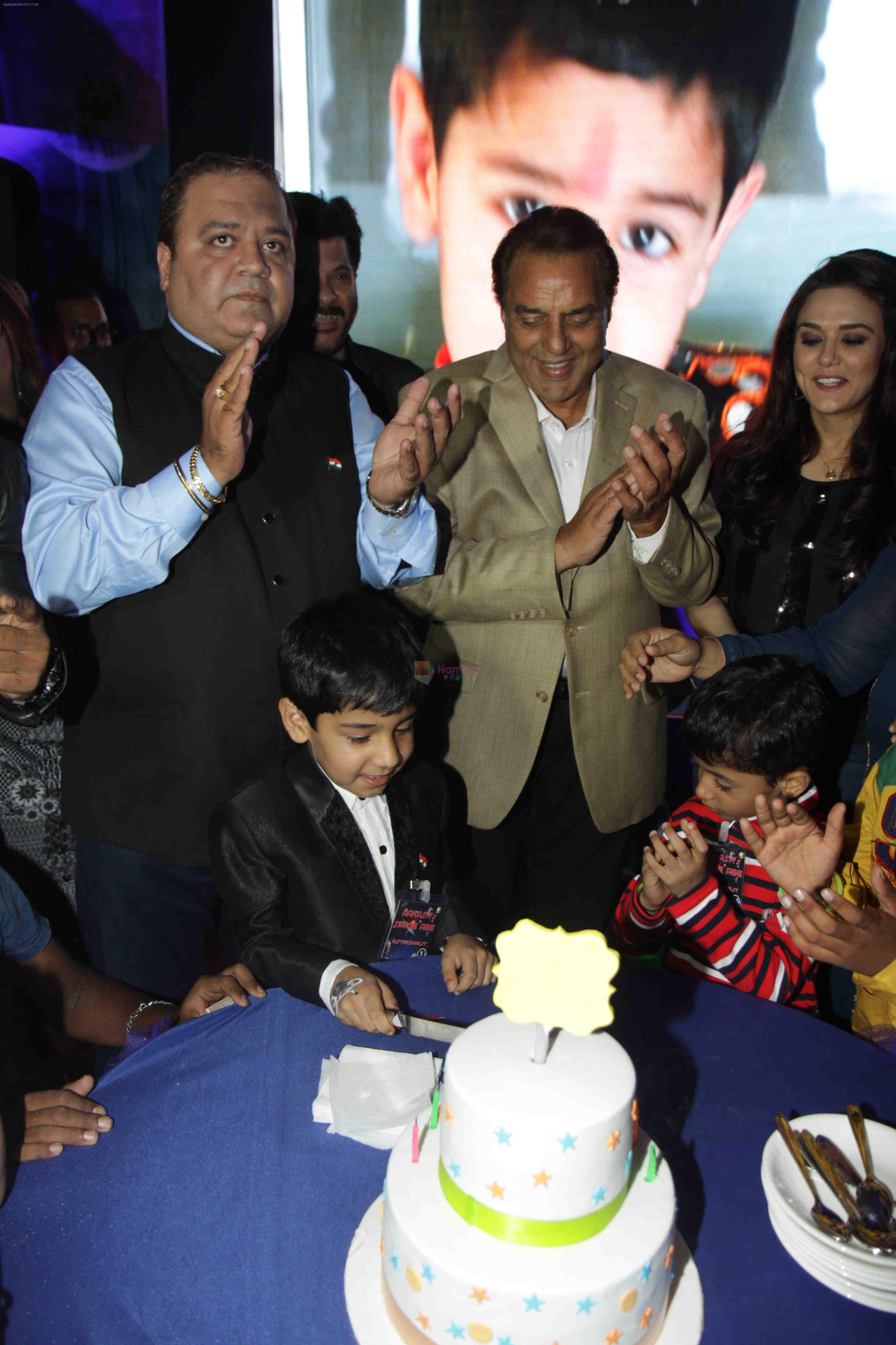 Preity Zinta, Dharmendra at Producer Kishor & Pooja Dingra's son Aakash Dingra's 7th Birthday Party in Mumbai on 11th may 2015