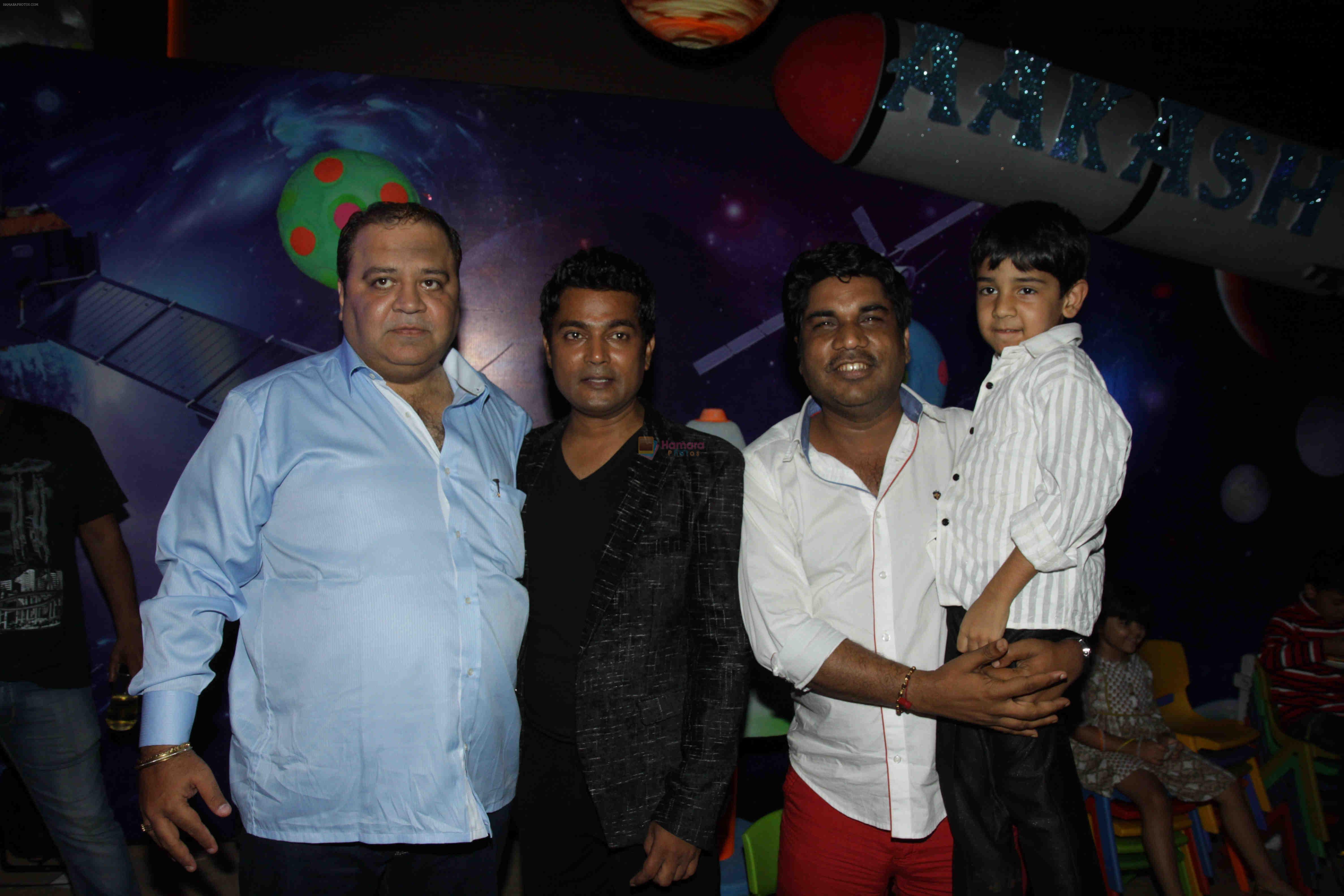 Navin Prabhakar at Producer Kishor & Pooja Dingra's son Aakash Dingra's 7th Birthday Party in Mumbai on 11th may 2015