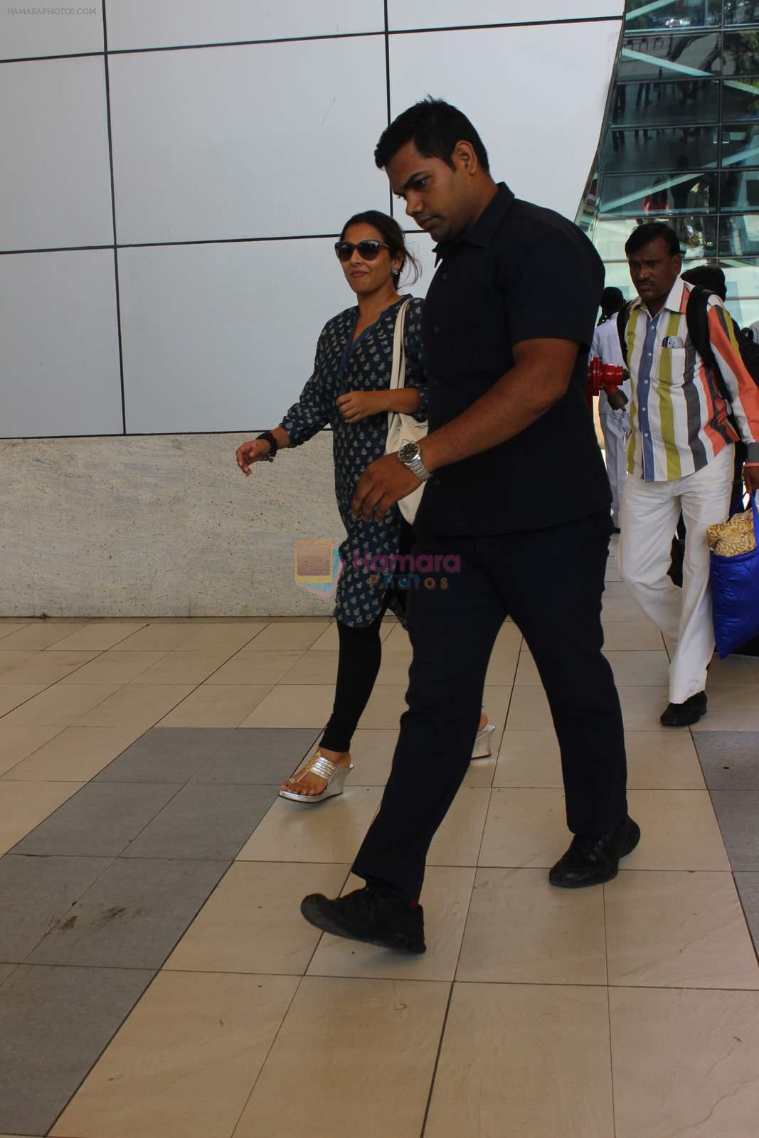 Vidya Balan snapped at domestic airport on 11th May 2015