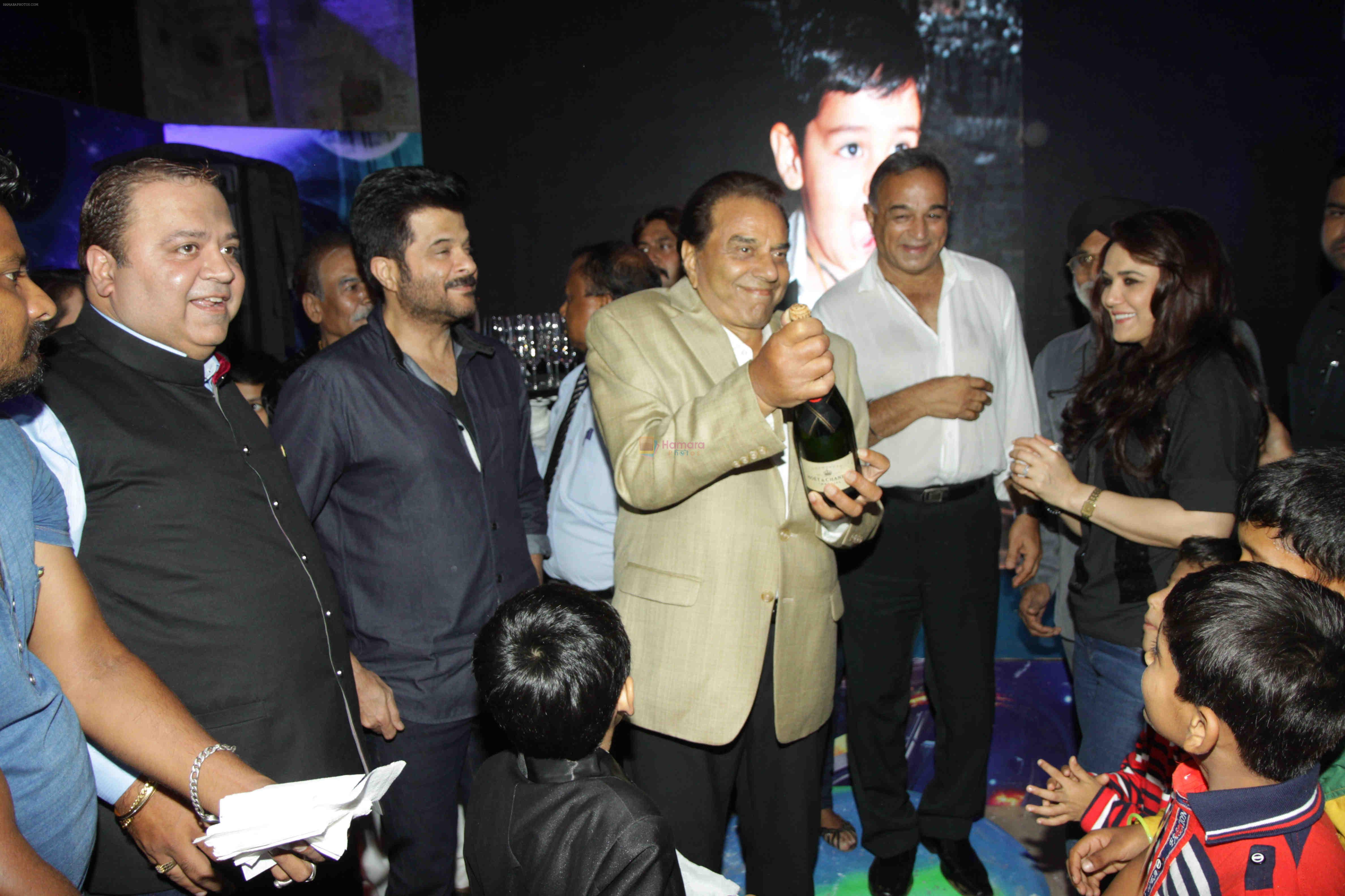 Preity Zinta, Dharmendra, Anil Kapoor at Producer Kishor & Pooja Dingra's son Aakash Dingra's 7th Birthday Party in Mumbai on 11th may 2015
