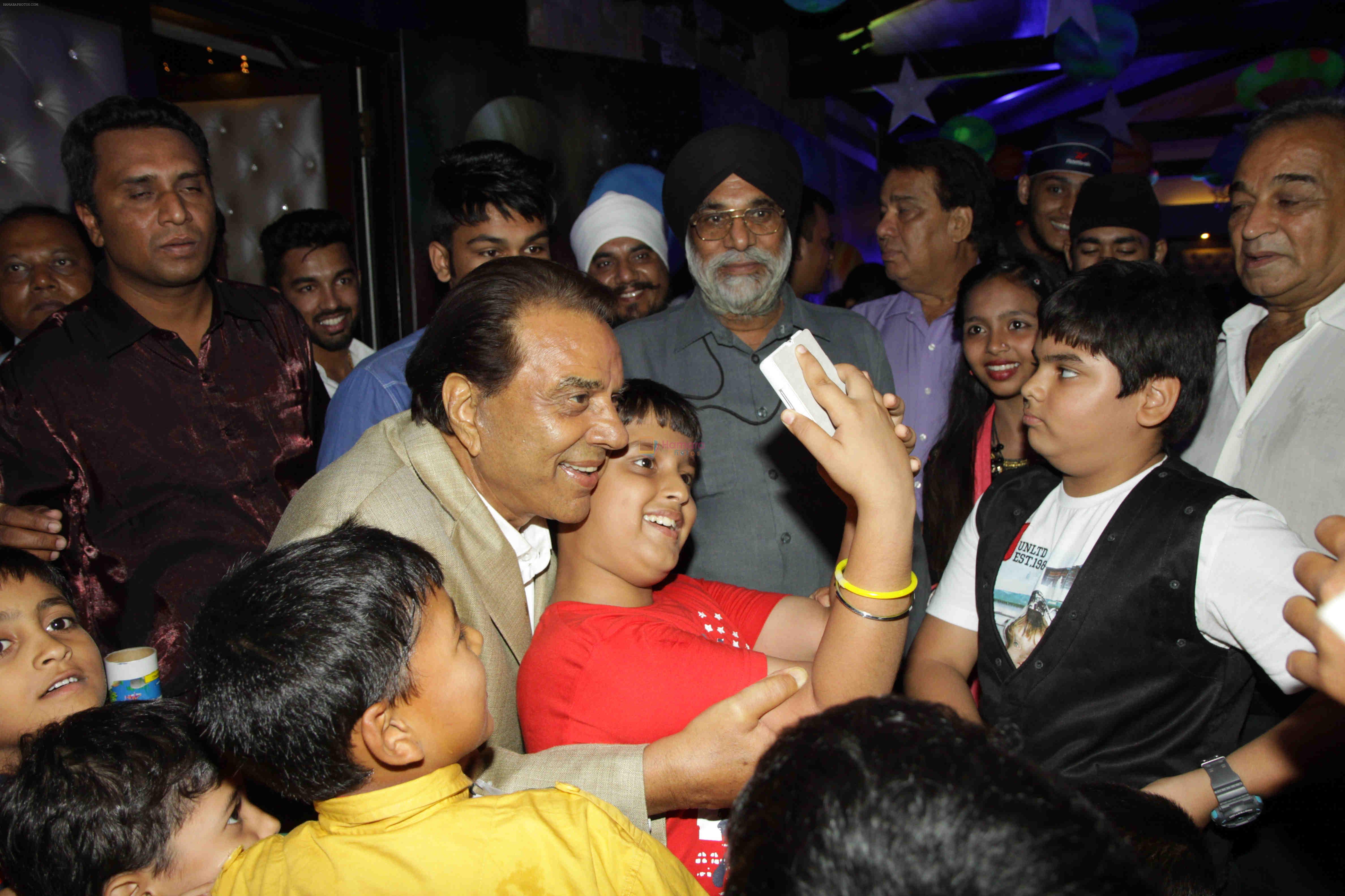 Dharmendra at Producer Kishor & Pooja Dingra's son Aakash Dingra's 7th Birthday Party in Mumbai on 11th may 2015