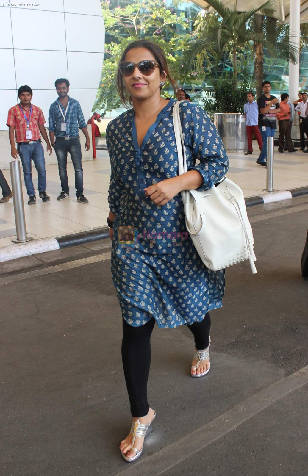 Vidya Balan snapped at domestic airport on 11th May 2015