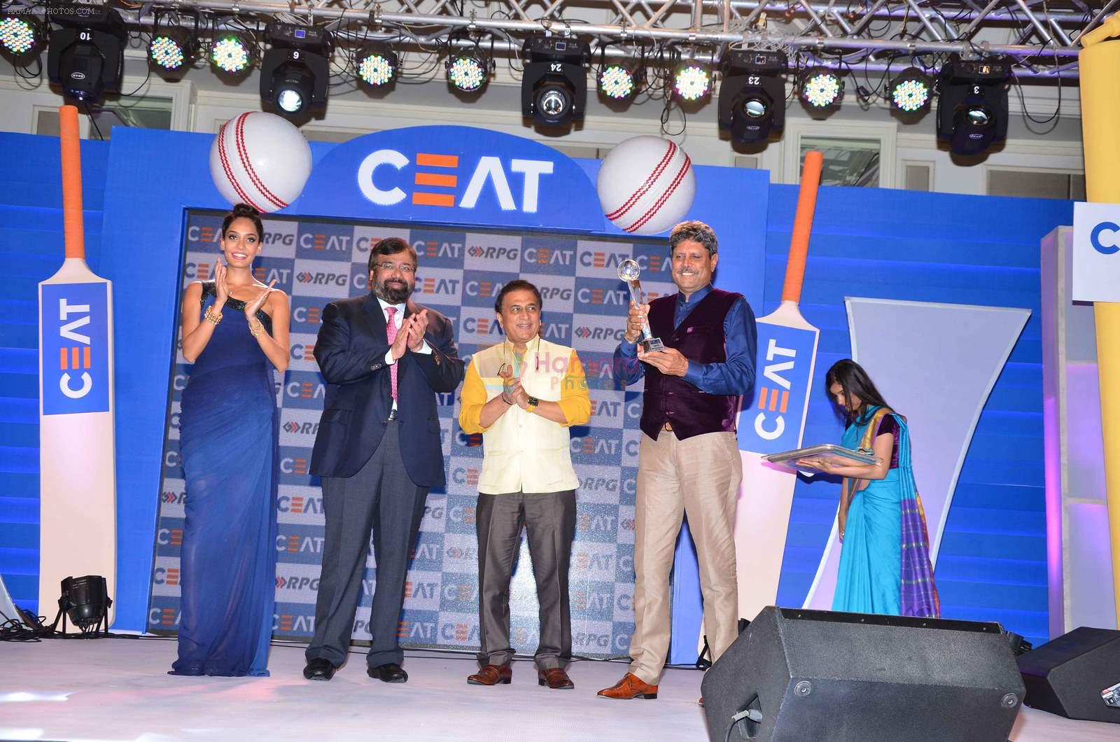 Lisa Haydon, Sunil Gavaskar, Kapil Dev  at Ceat Cricket Awards in Trident, Mumbai on 25th May 2015