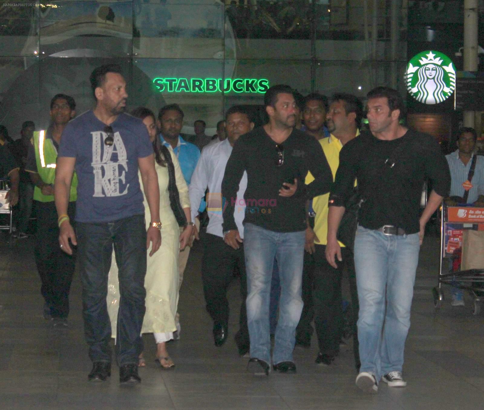 Salman Khan, Sohail Khan, Alvira Khan returns from Arpita's reception on 26th May 2015