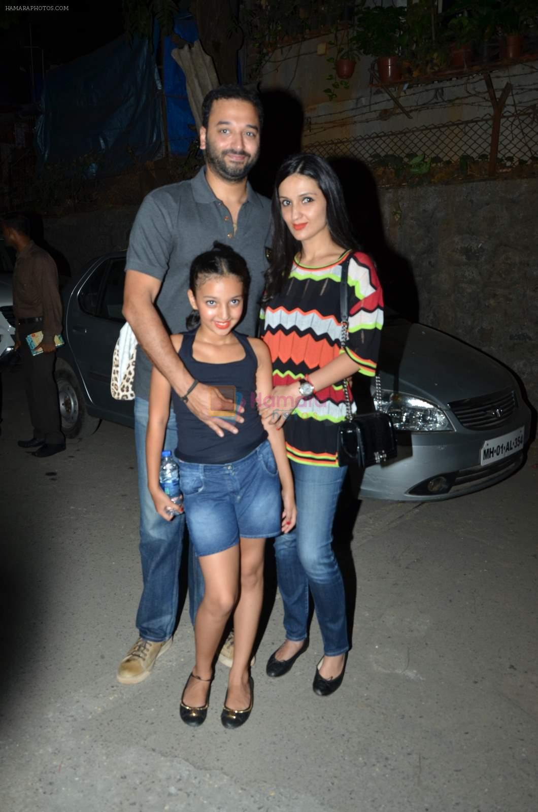 Anu Dewan with wife and kid at Shiamak Dawar show in Mumbai on 30th May 2015