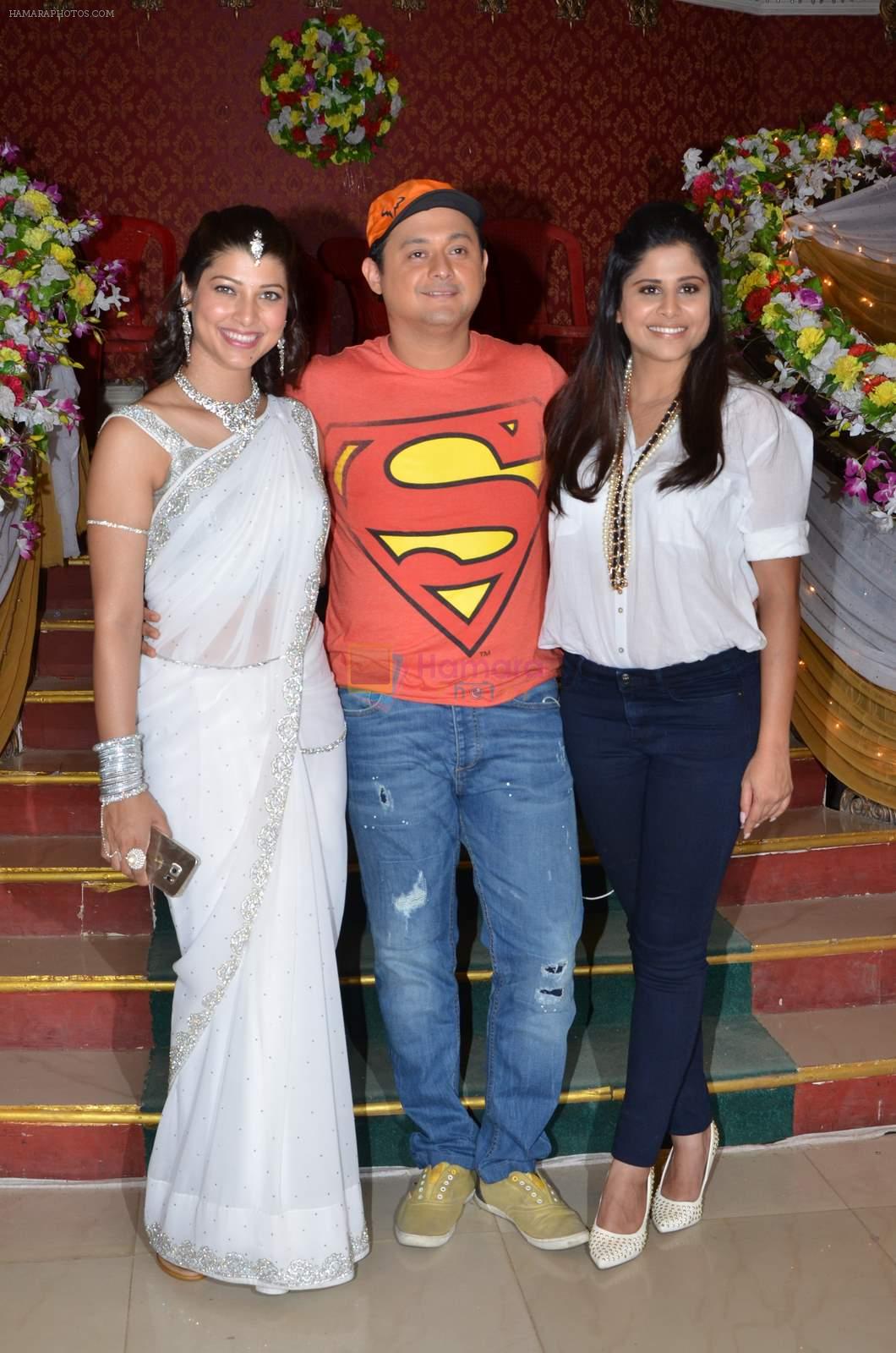 Swapnil Joshi, Sai Tamhankar and Tejaswini Pandit On location of marathi film Tu Hi Re on 30th May 2015