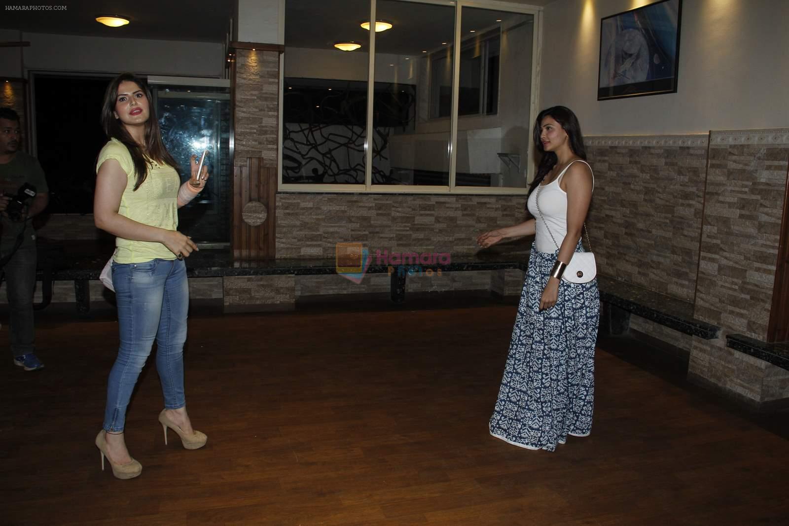 Daisy Shah, Zarine Khan at Rahul Saxena's Dance Fest at St. Andrews on 6th June 2015