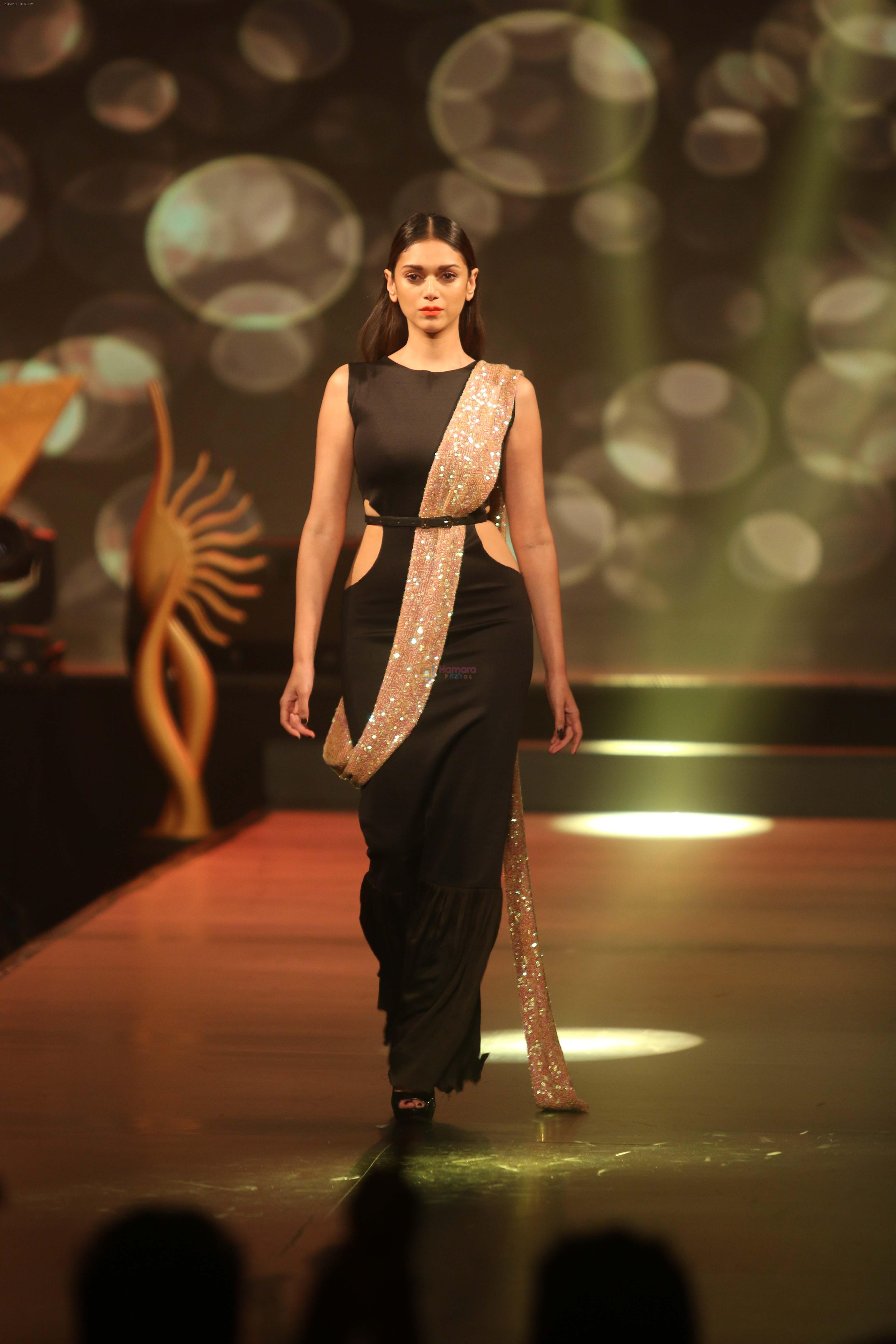 Aditi Rao Hydari walking the ramp at the IIFA 2015 Fashion Extravaganza