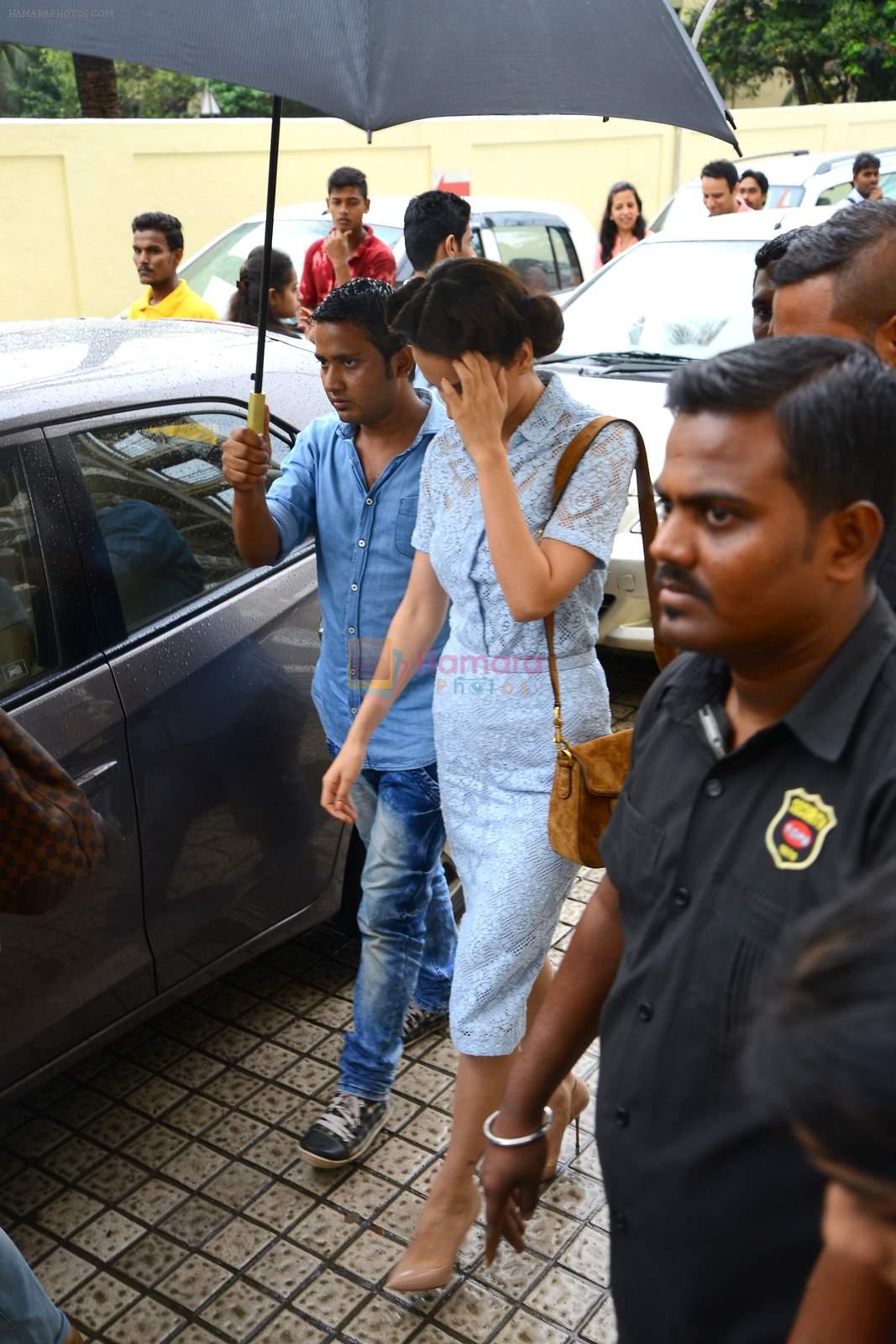 Kangana Ranaut snapped at Pvr as she leaves her vanity van on 14th June 2015