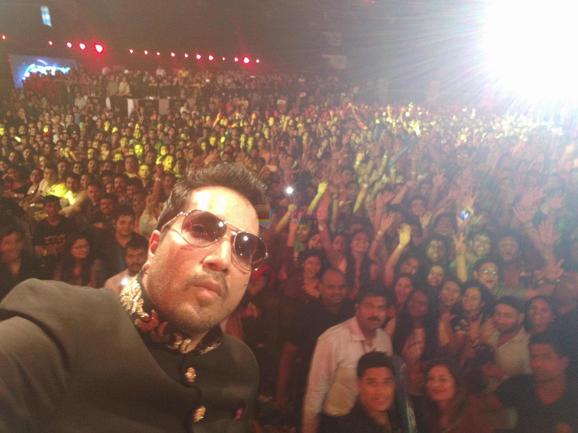 Mika Singh clicks a selfie at MTV Bollyland
