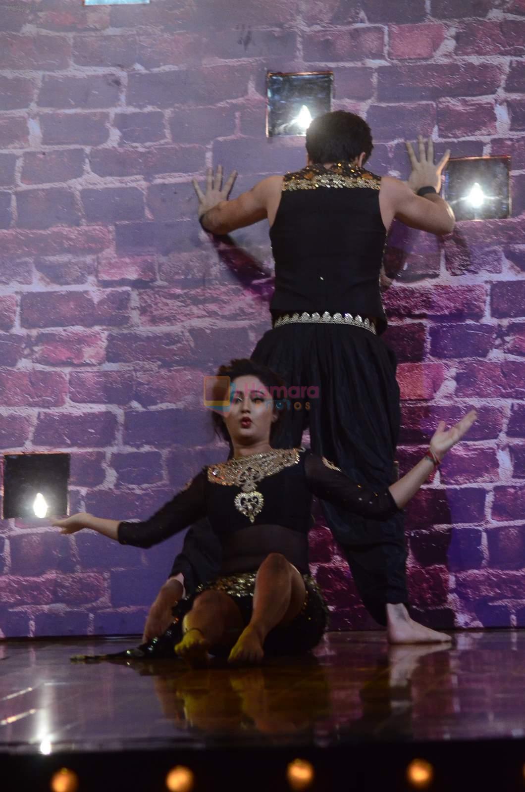 Rashmi Desai, Nandish Sandhu on the sets of Nach Baliye on 17th June 2015