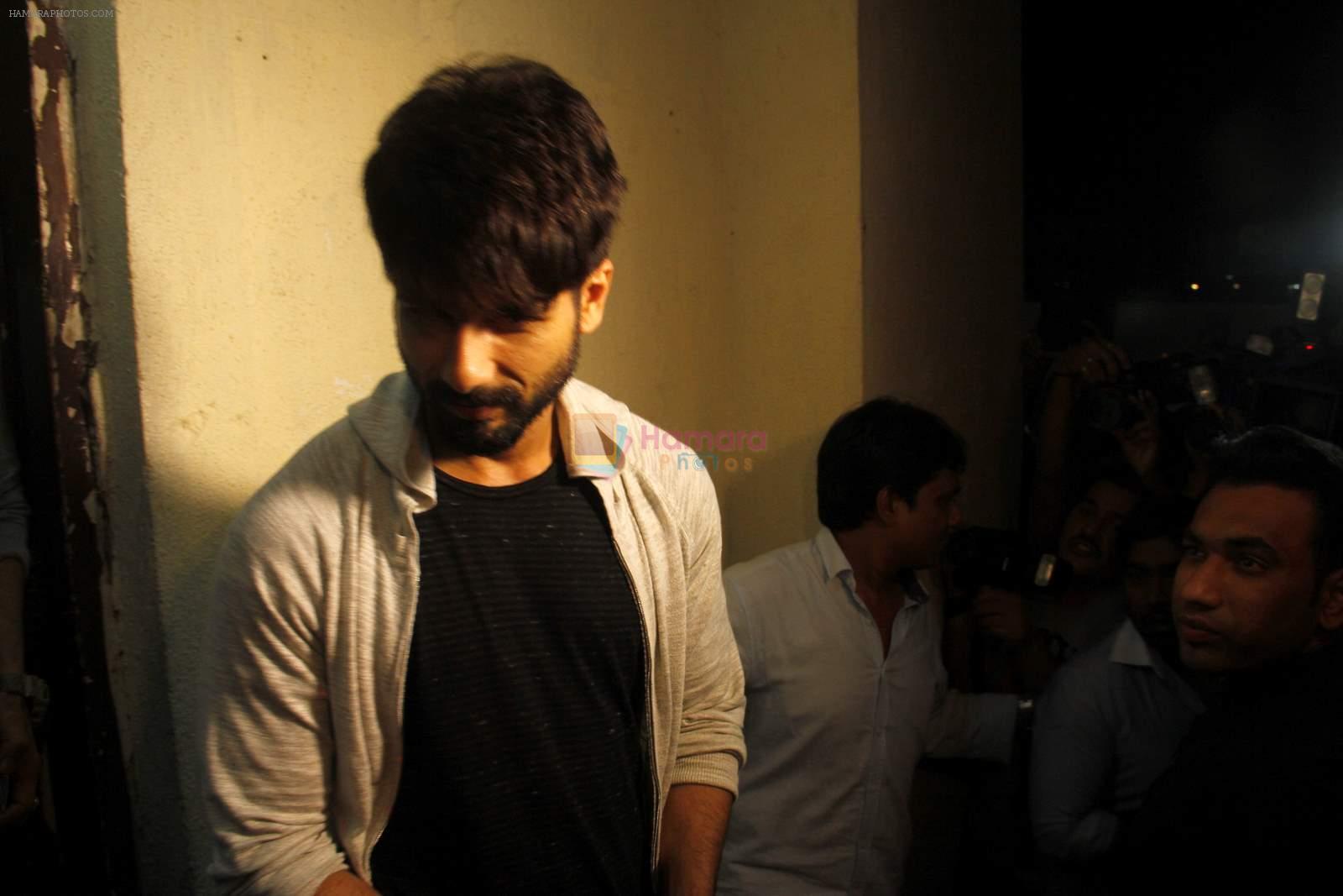 Shahid Kapoor stormed by photographers and channels at pvr on 24th June 2015