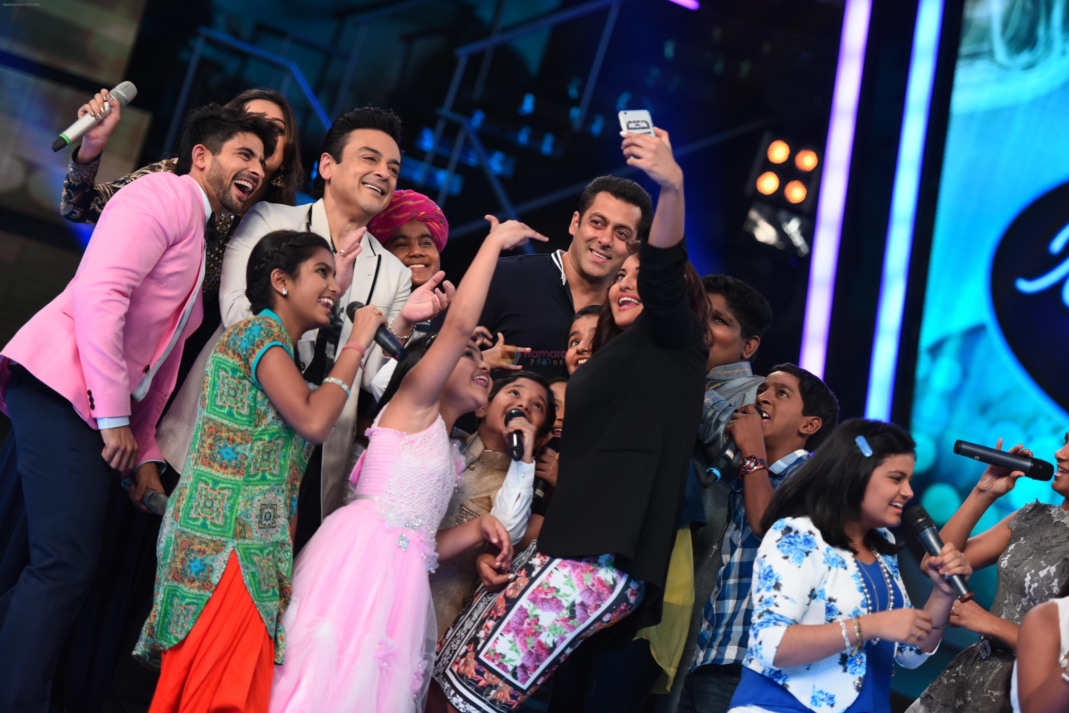Salman Khan, Sonakshi Sinha on the set of junior indian idol on 30th June 2015