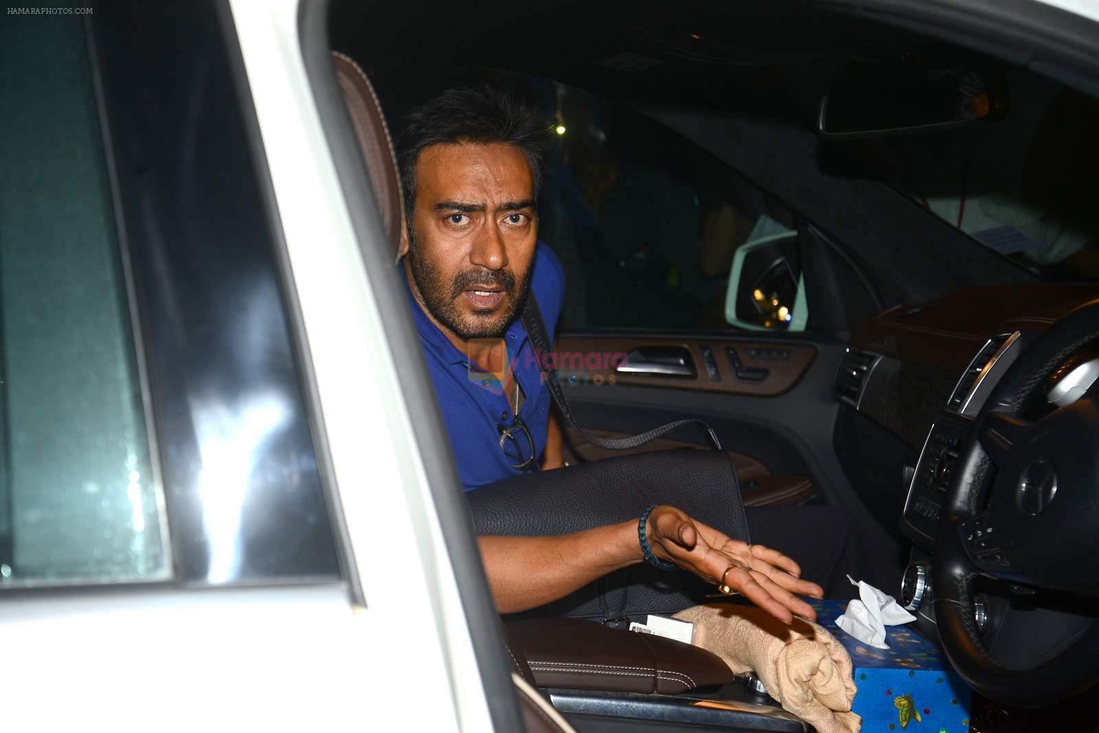 Ajay Devgan return from London along with mom and kids on 2nd july 2015
